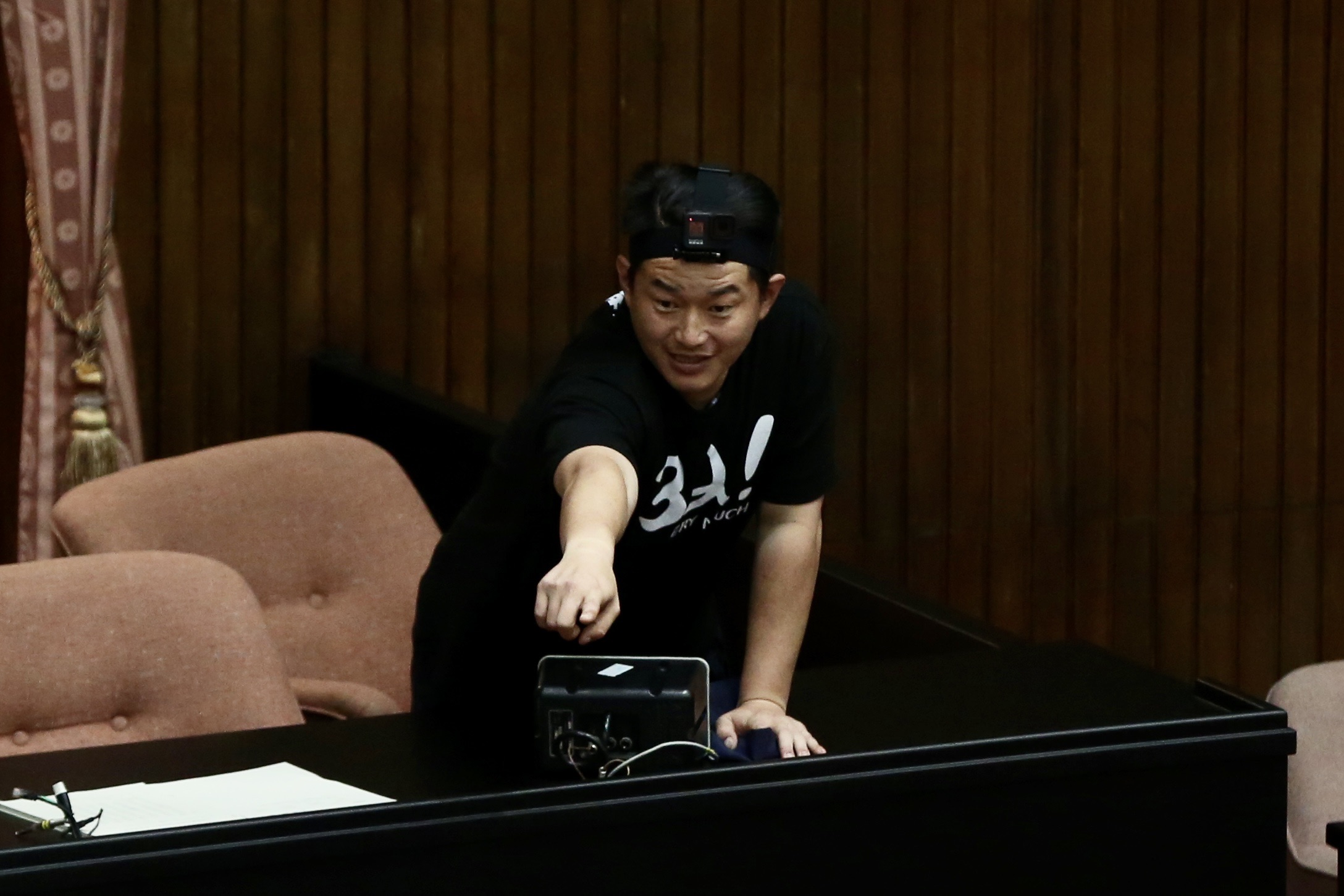 基進黨立委陳柏惟頭帶Gopro攝影機,為議事攻防蒐證。