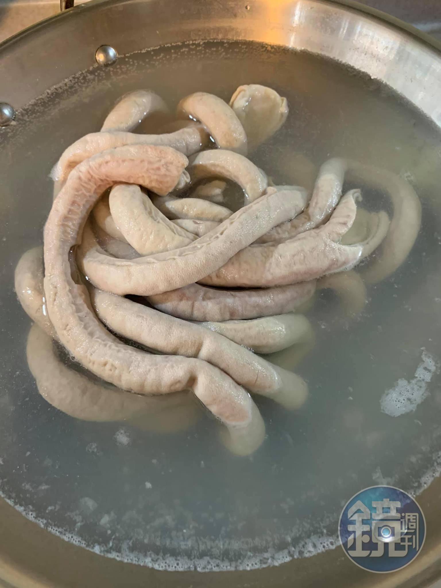小腸汆燙備用。