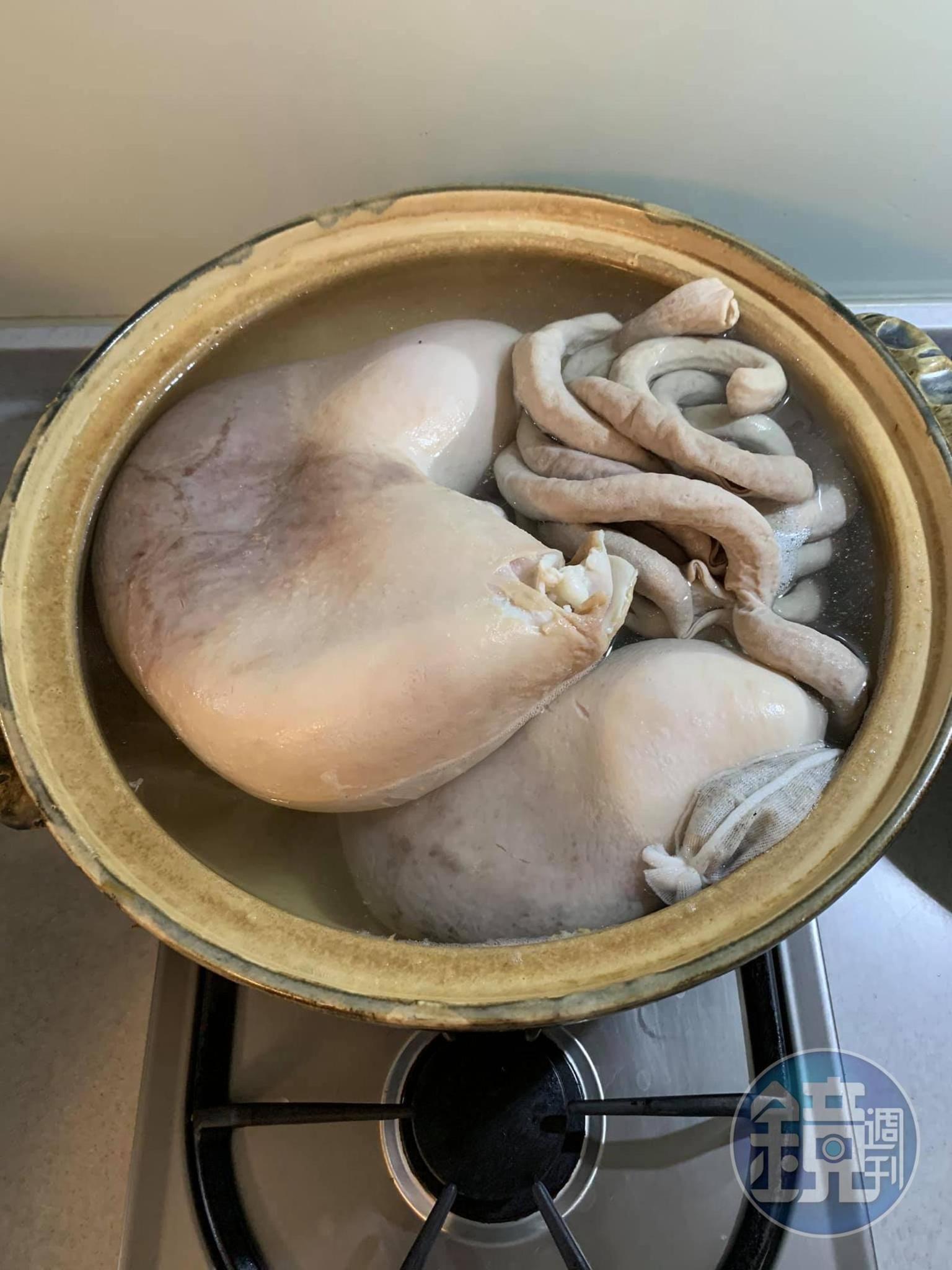 放進砂鍋加入白胡椒包同煮。