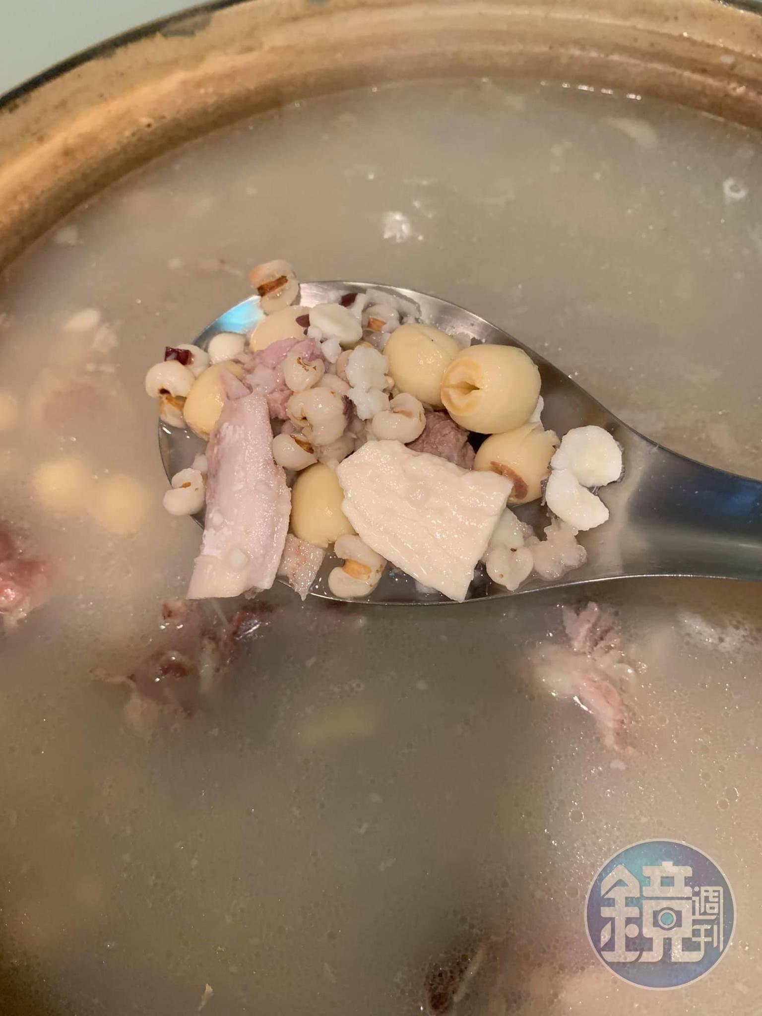 將蒸煮好的四神倒入砂鍋。