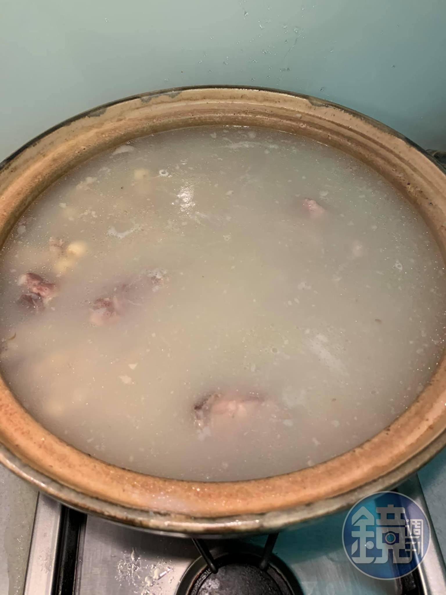還未放豬肚、小腸的四神湯。