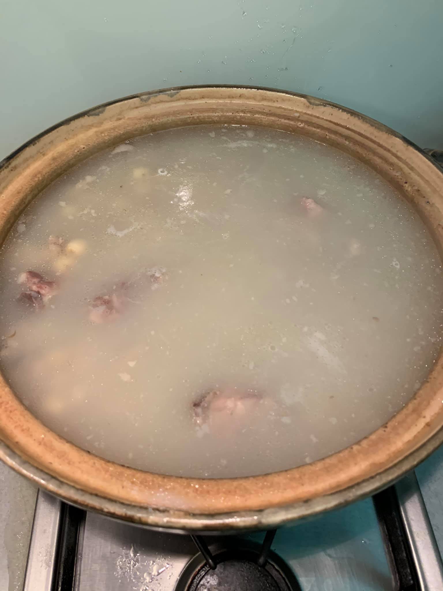 還未放豬肚、小腸的四神湯。
