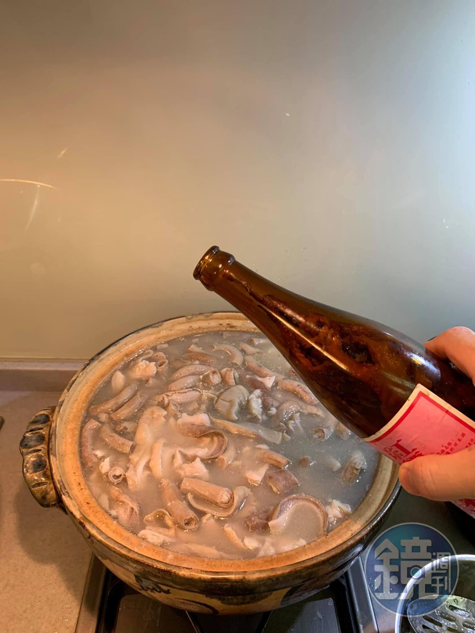 起鍋前淋上當歸酒。