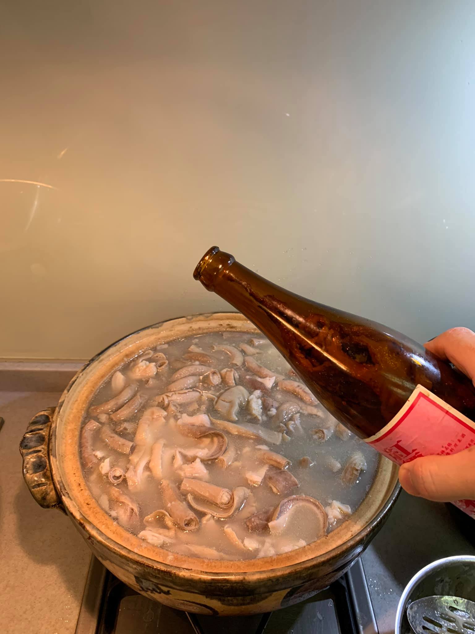 起鍋前淋上當歸酒。