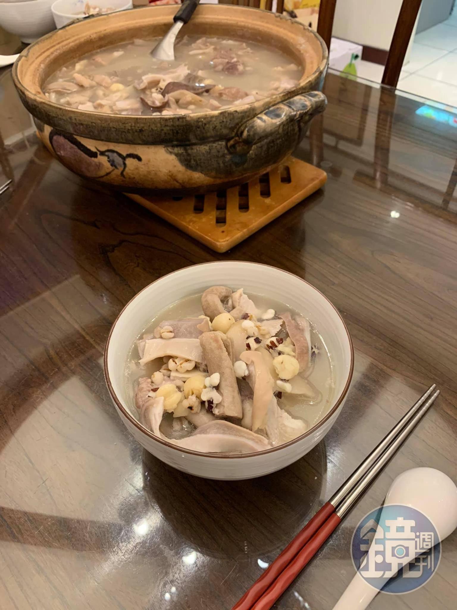 秋天尚白，最適合吃奶白色的四神湯。