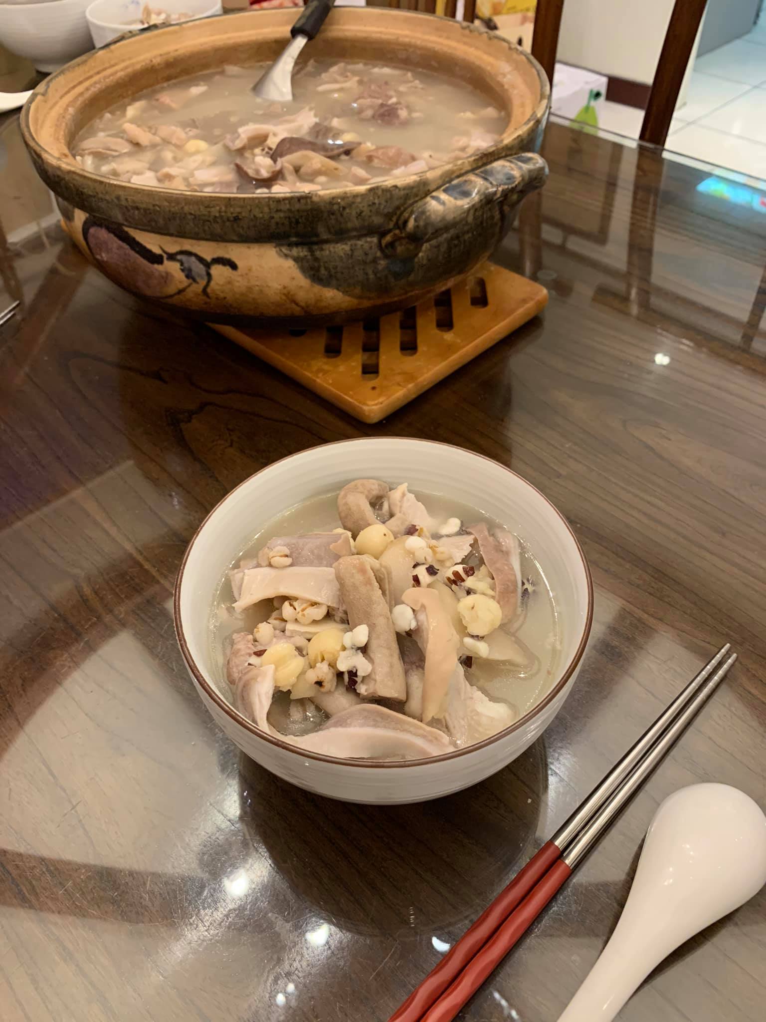 秋天尚白，最適合吃奶白色的四神湯。