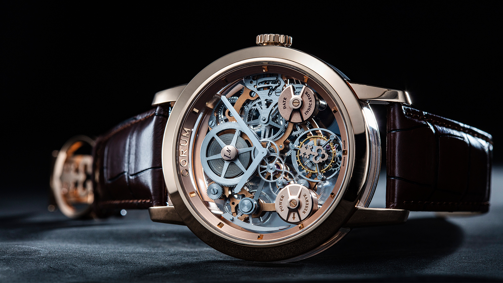 CORUM LAB 02 飛行陀飛輪概念腕錶。功能：時、分、小秒針指示；飛行陀飛輪；動力儲存顯示；日曆顯示╱機芯：手上鏈機芯╱定價：約NT$6,360,000（視材質選擇浮動）