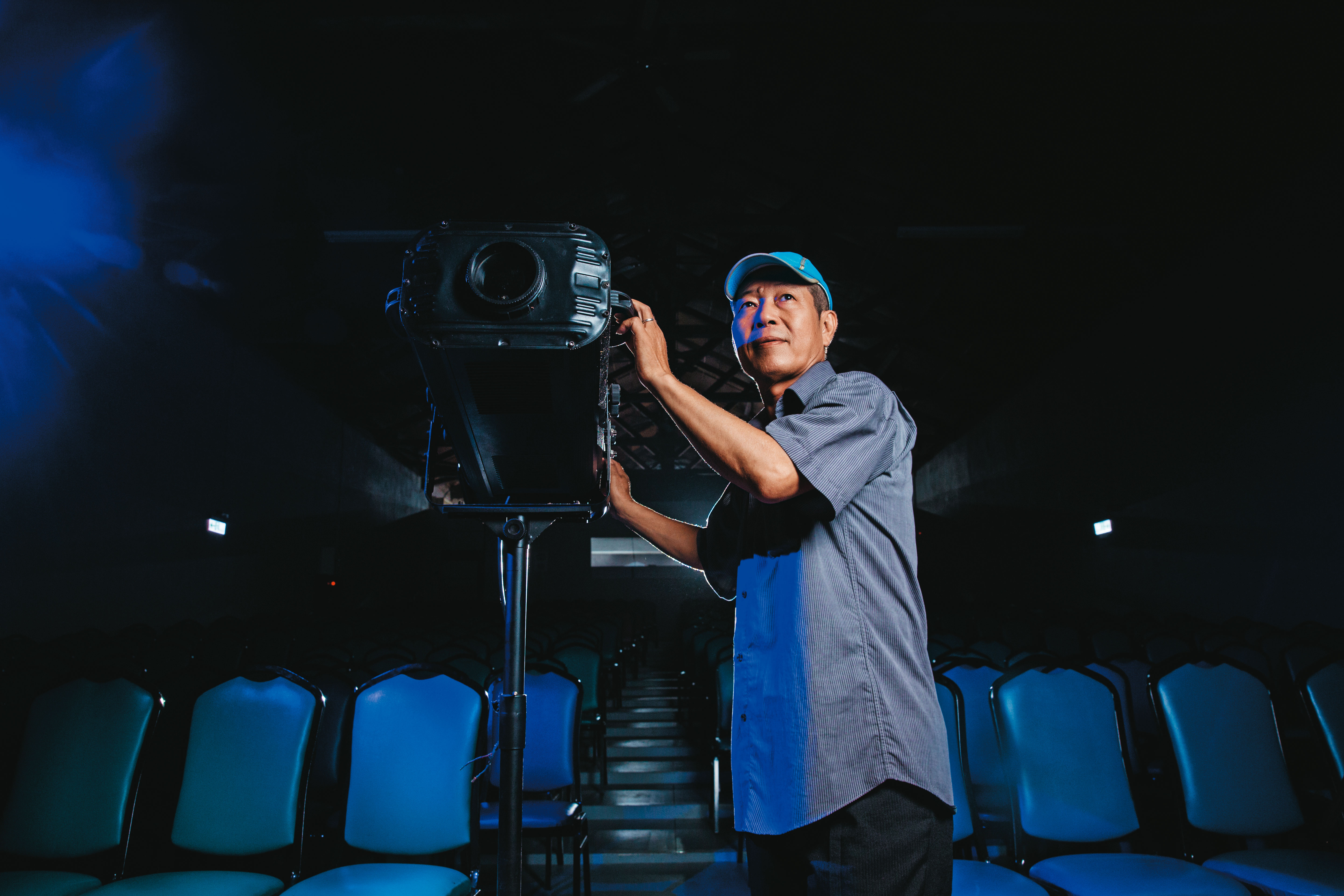 楓傌劇場受武漢肺炎影響，看秀人潮雪崩式下滑，團長詹瑞興不忍讓藝人提早返國，自操燈光、音響撙節開銷，尋找活路。