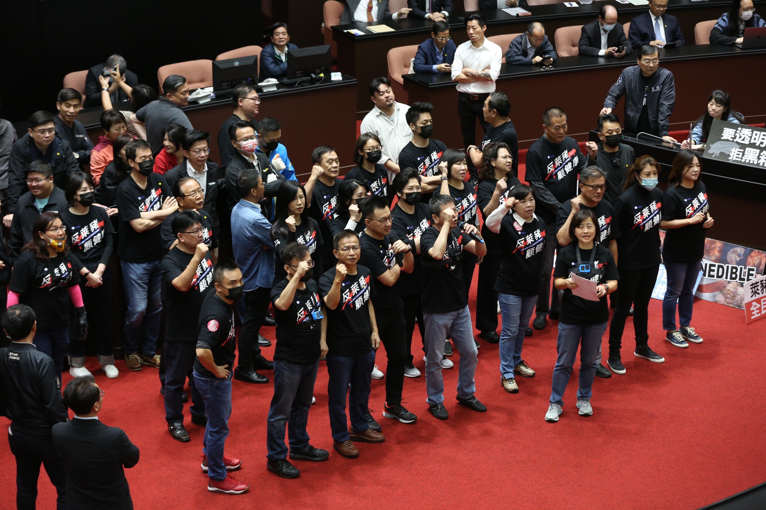蘇貞昌今日赴立院報告卻面臨朝野衝突，國民黨團不斷高喊「不道歉、不上台」。