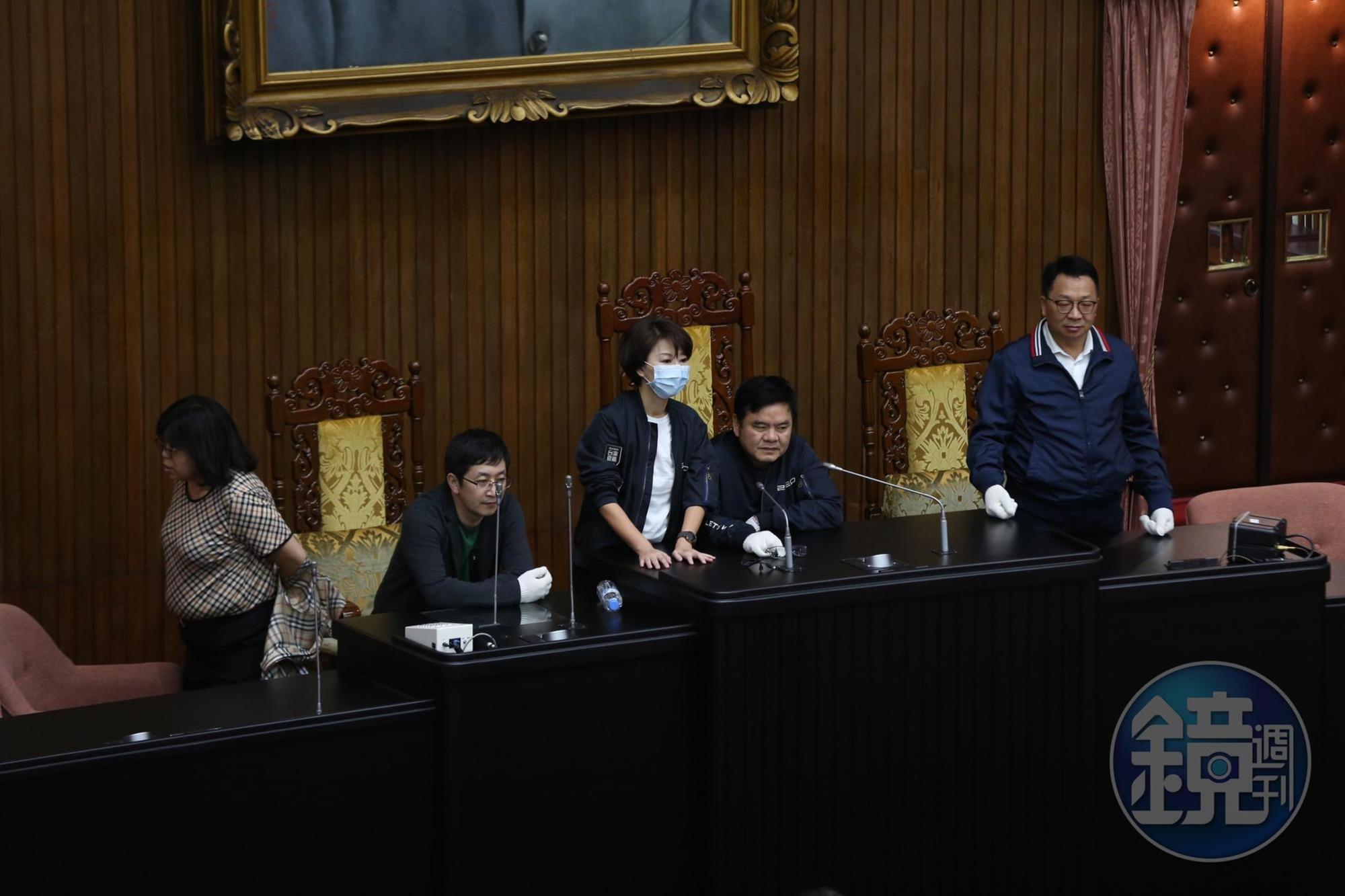 民進黨立委啟動議場前夜宿排班,要確保今天議事順暢進行,一早便占領主席台。