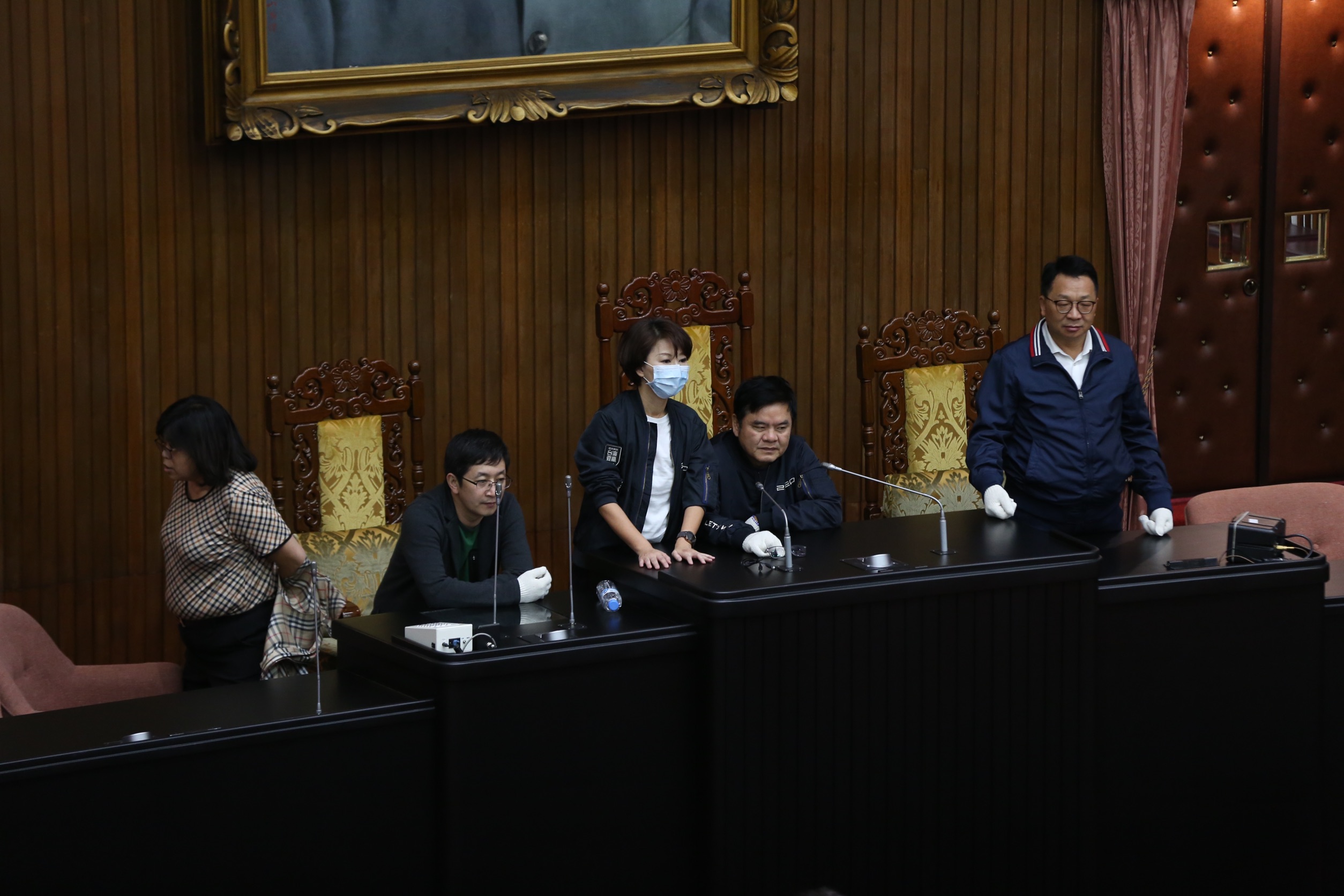 民進黨立委啟動議場前夜宿排班，要確保今天議事順暢進行，一早便占領主席台。