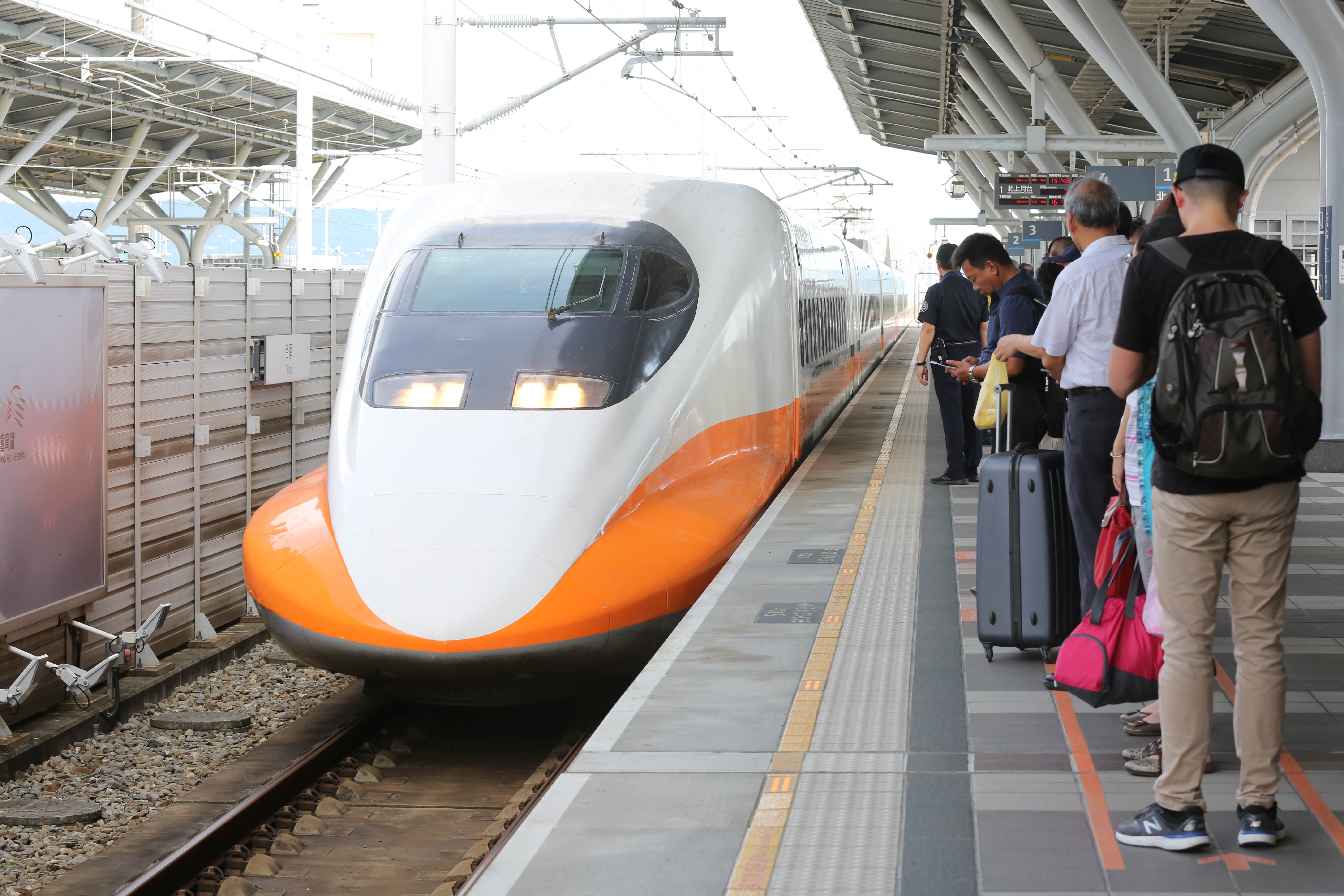 台灣高鐵今晚加開1班次南下列車。（本刊資料照）