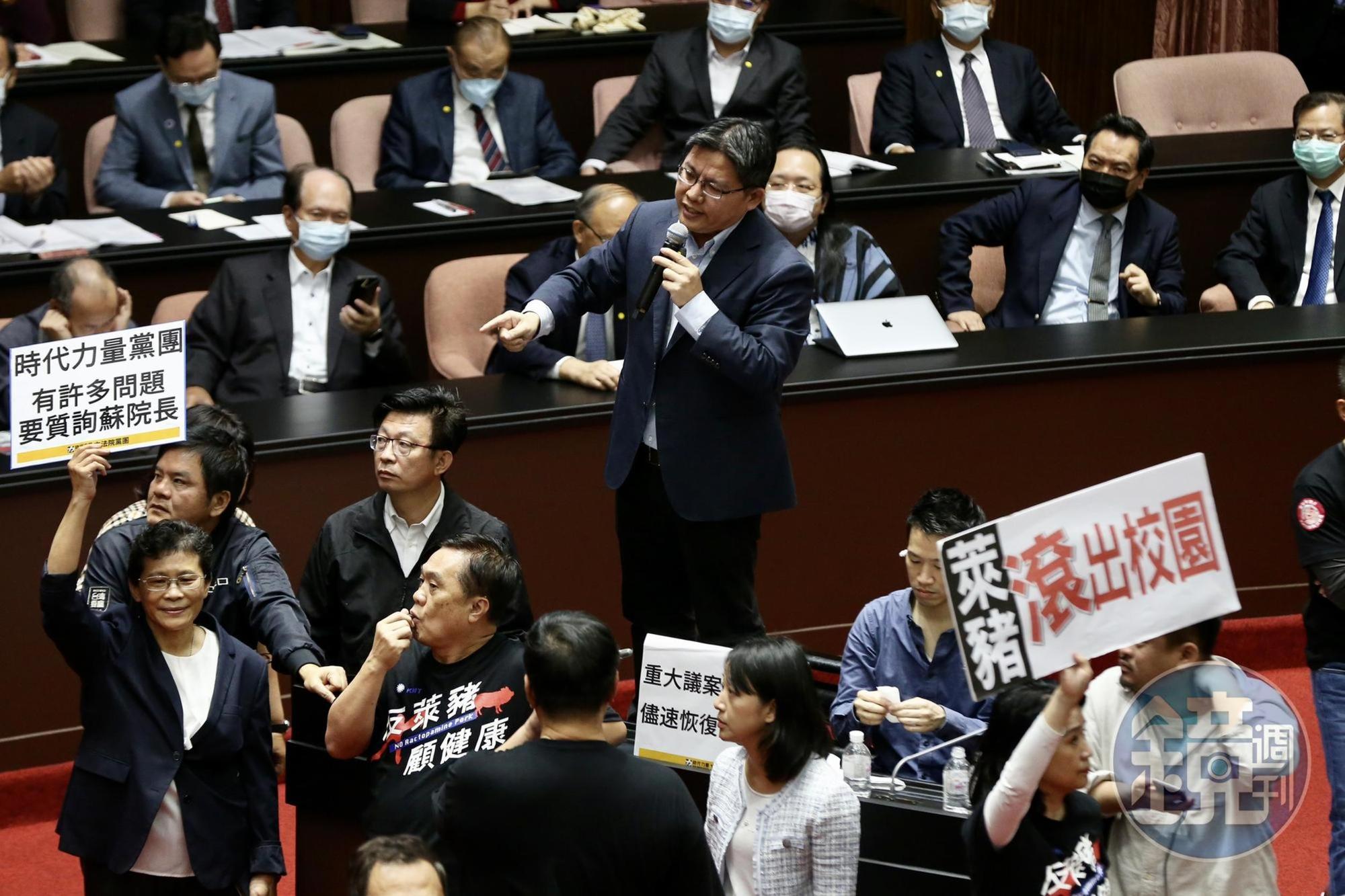 邱顯智上台質詢卻遭國民黨立委干擾，無奈只能在混亂中質詢。