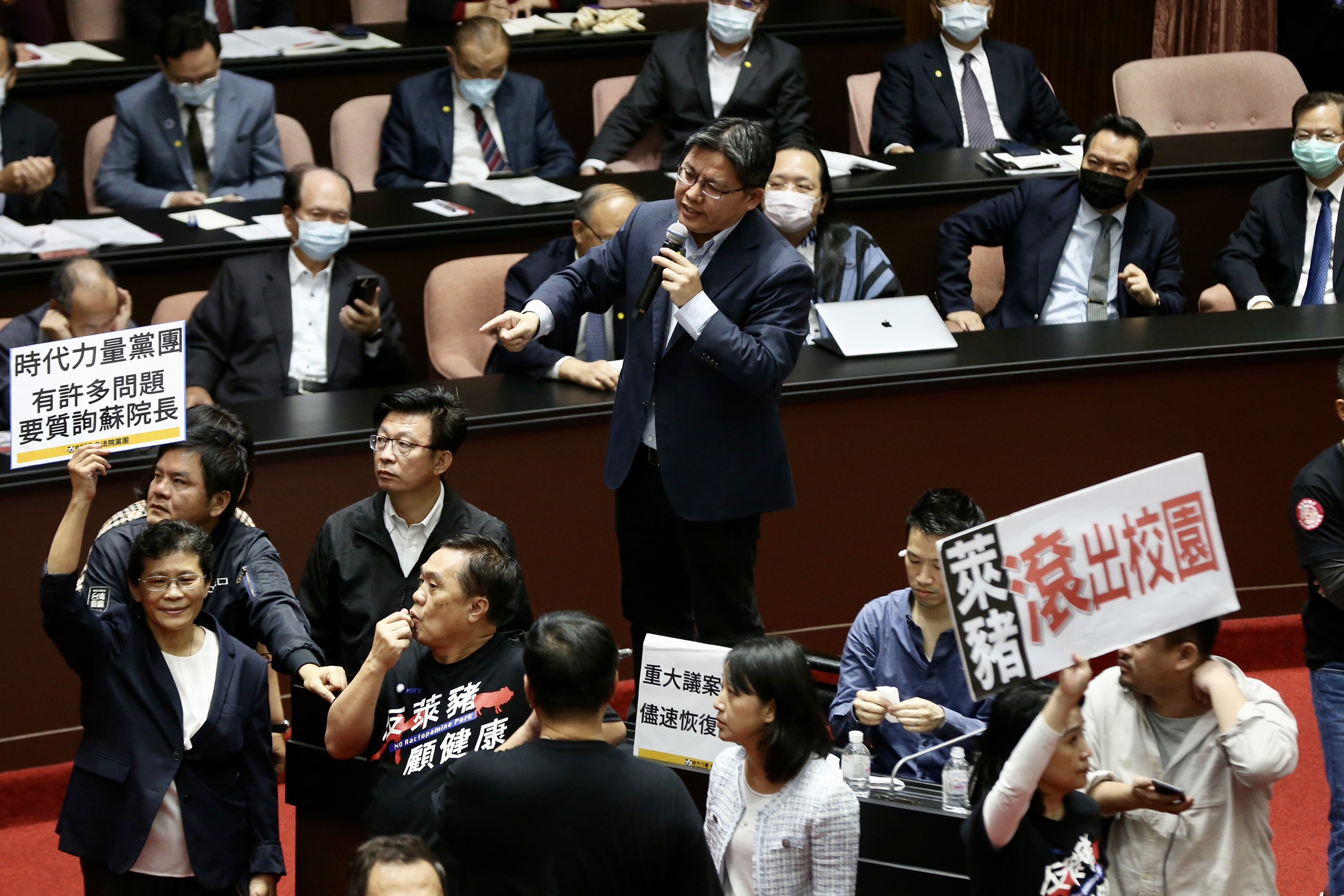 邱顯智上台質詢卻遭國民黨立委干擾,無奈只能在混亂中質詢。