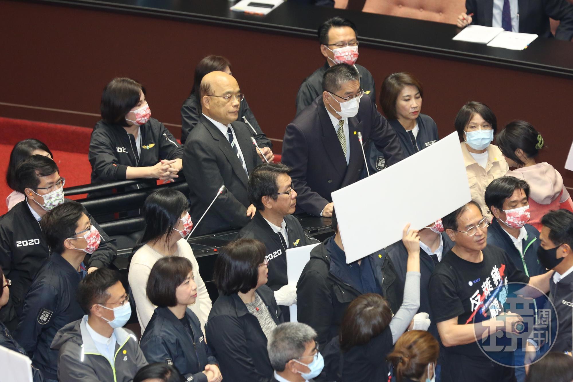 蘇貞昌與內政部長徐國勇在混亂中站上備詢台。
