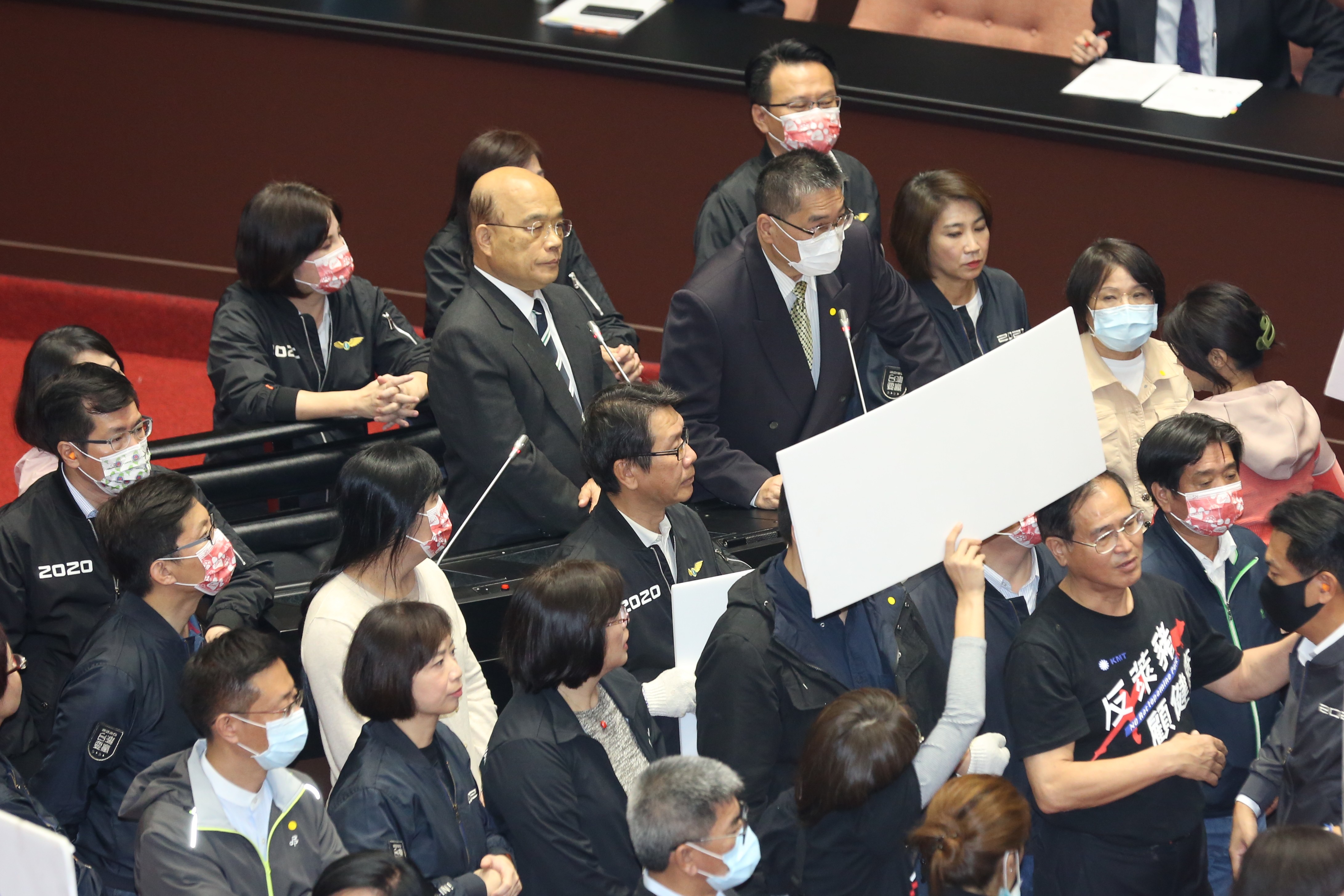 蘇貞昌與內政部長徐國勇在混亂中站上備詢台。