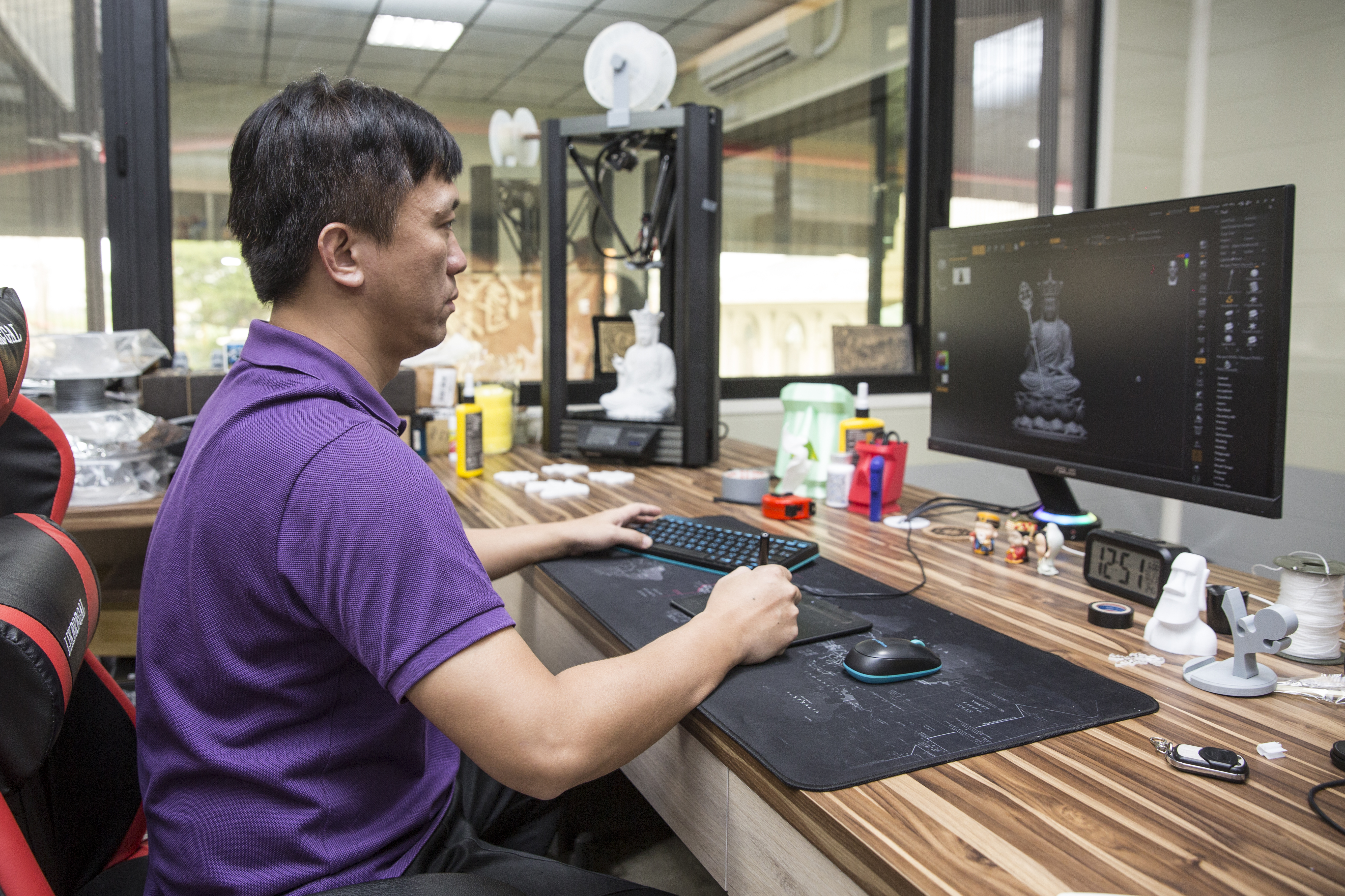 林建誌進入家族企業工作後，開始導入3D列印，傳承與修復阿公的製模技術。