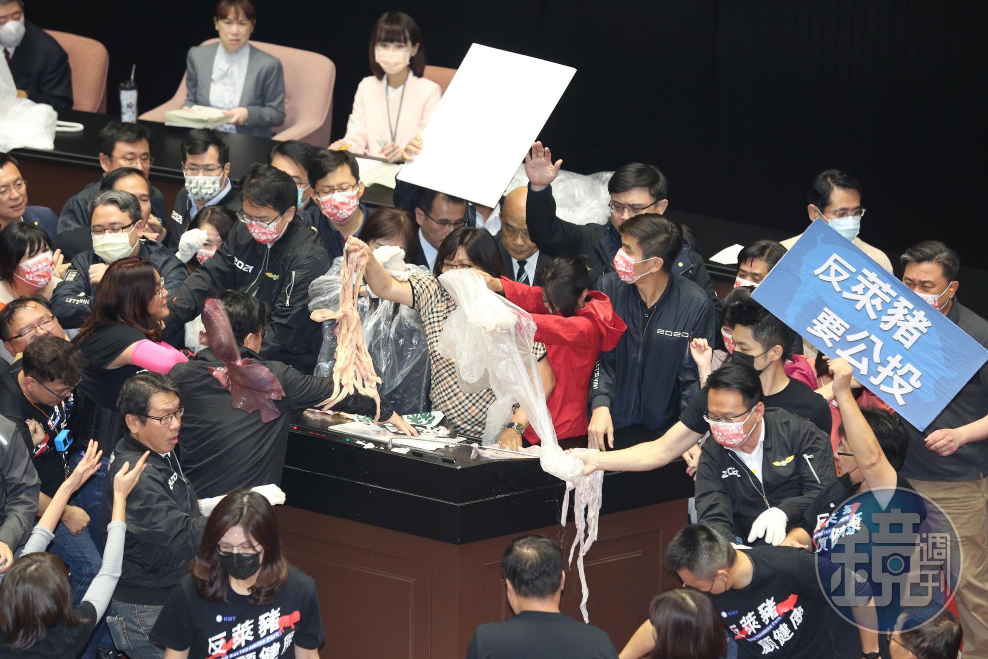 國民黨立委對發言台丟擲豬內臟。