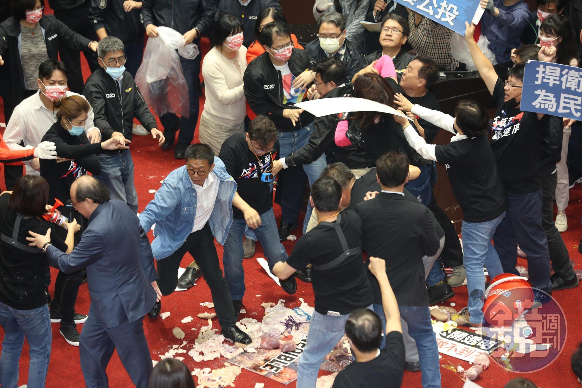 國民黨立委丟擲豬內臟，與綠委推擠場面非常混亂。