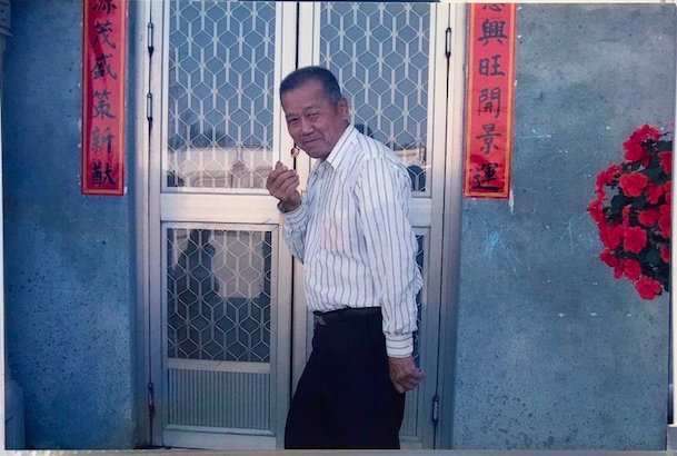 林復準個性爽朗，笑起來像個親切的鄰家爺爺，一身黝黑膚色是他年輕時在戶外蓋廟留下的印記。（林復準提供）