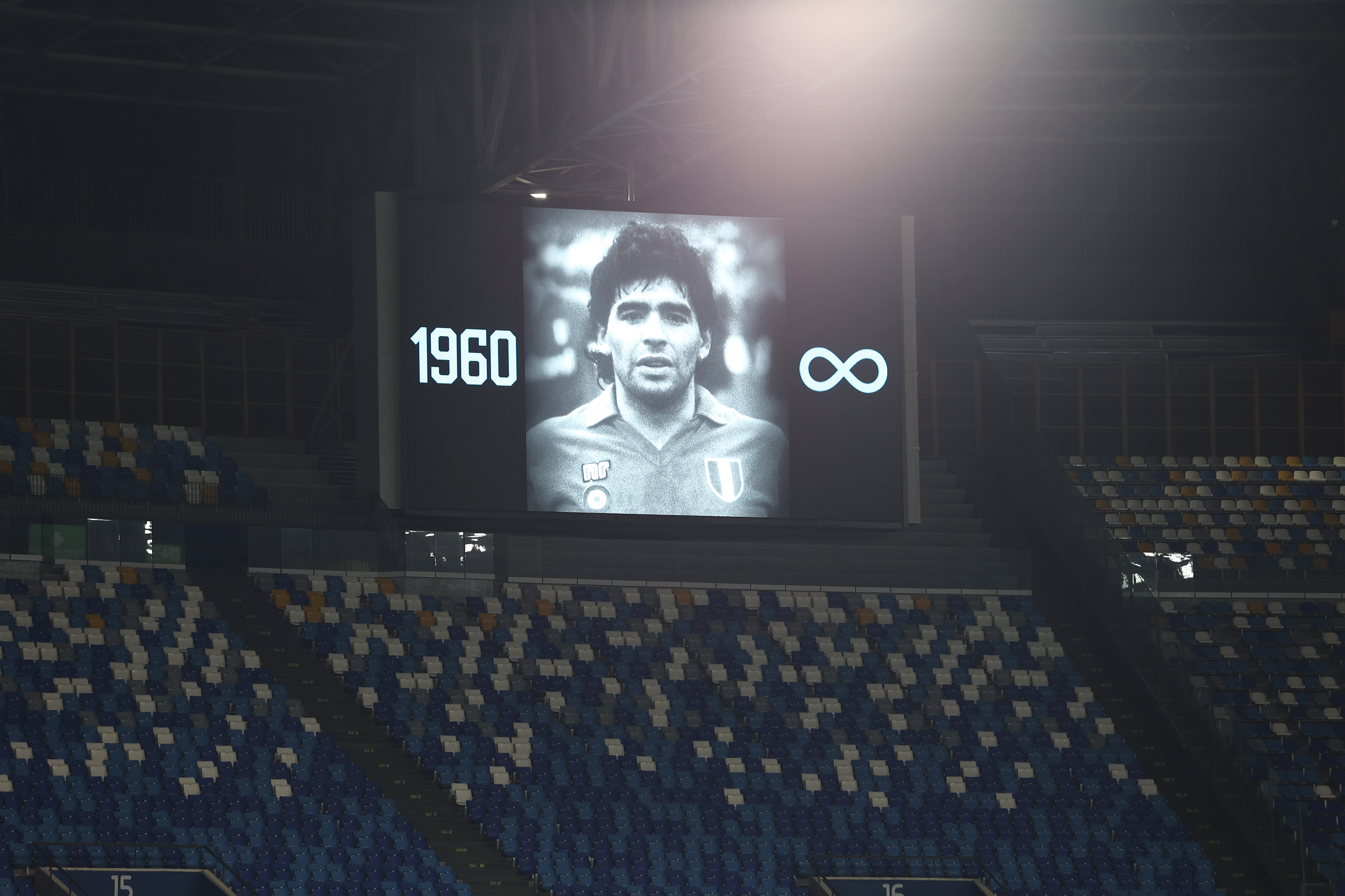 馬拉度納過世的消息被證實後，球迷紛紛湧入球場哀悼。（東方IC）