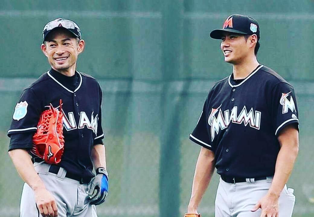 日本47歲鈴木一朗為棒球界傳奇，陳偉殷曾在IG放上合照並寫下「與神同隊很幸福」。（翻攝自陳偉殷IG）