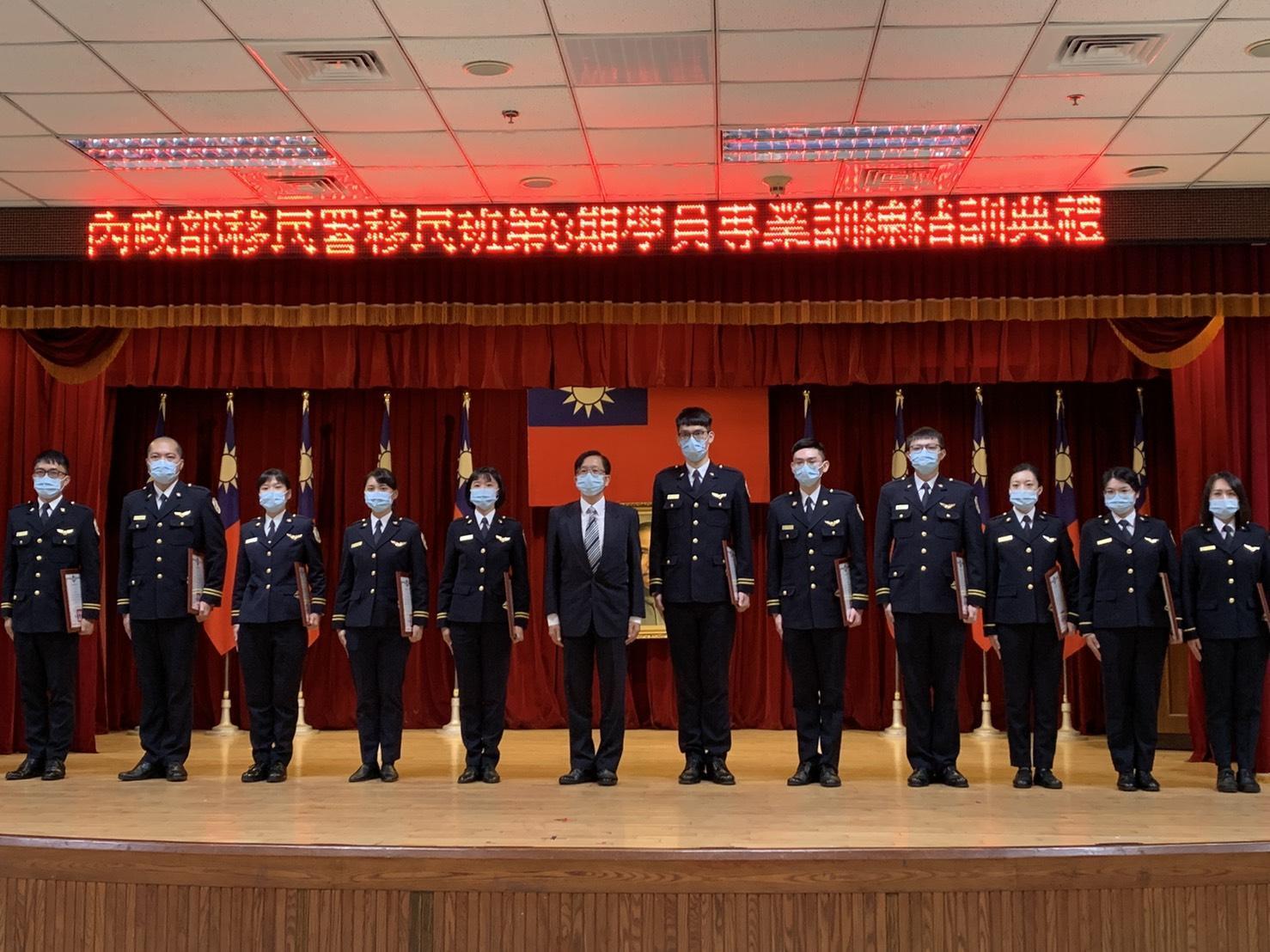 內政部常務次長邱昌嶽（中）頒發獎狀給結訓學員。（移民署提供）