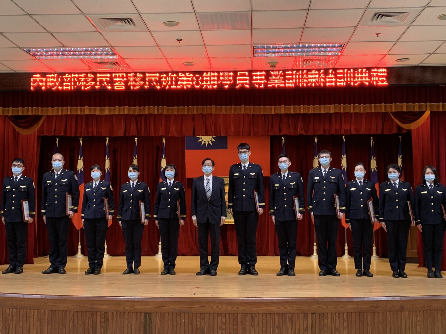 內政部常務次長邱昌嶽(中)頒發獎狀給結訓學員。(移民署提供)