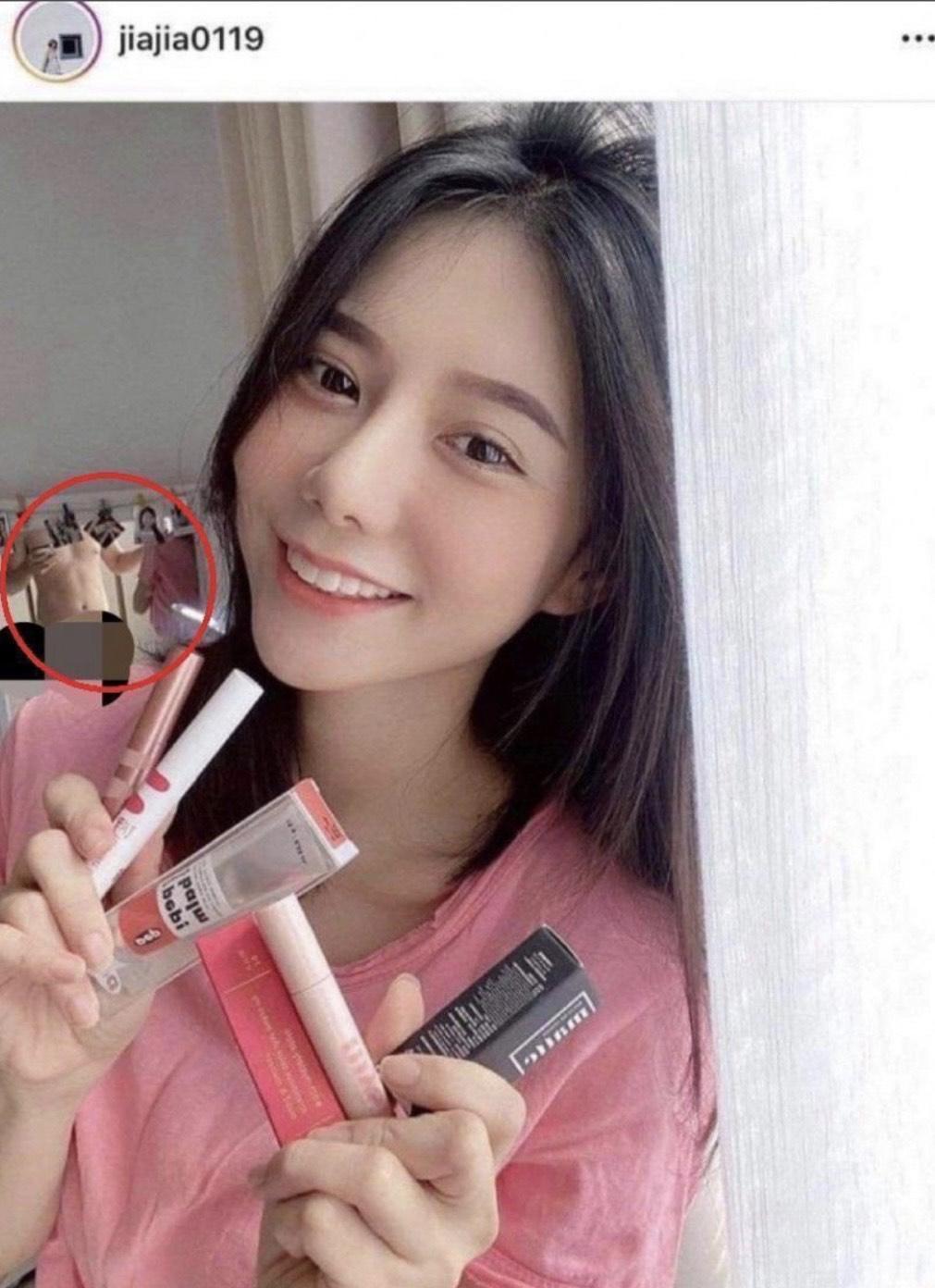 網紅家家今年9月就曾上傳美妝業配照時，驚見裸男入鏡。（翻攝自家家IG）