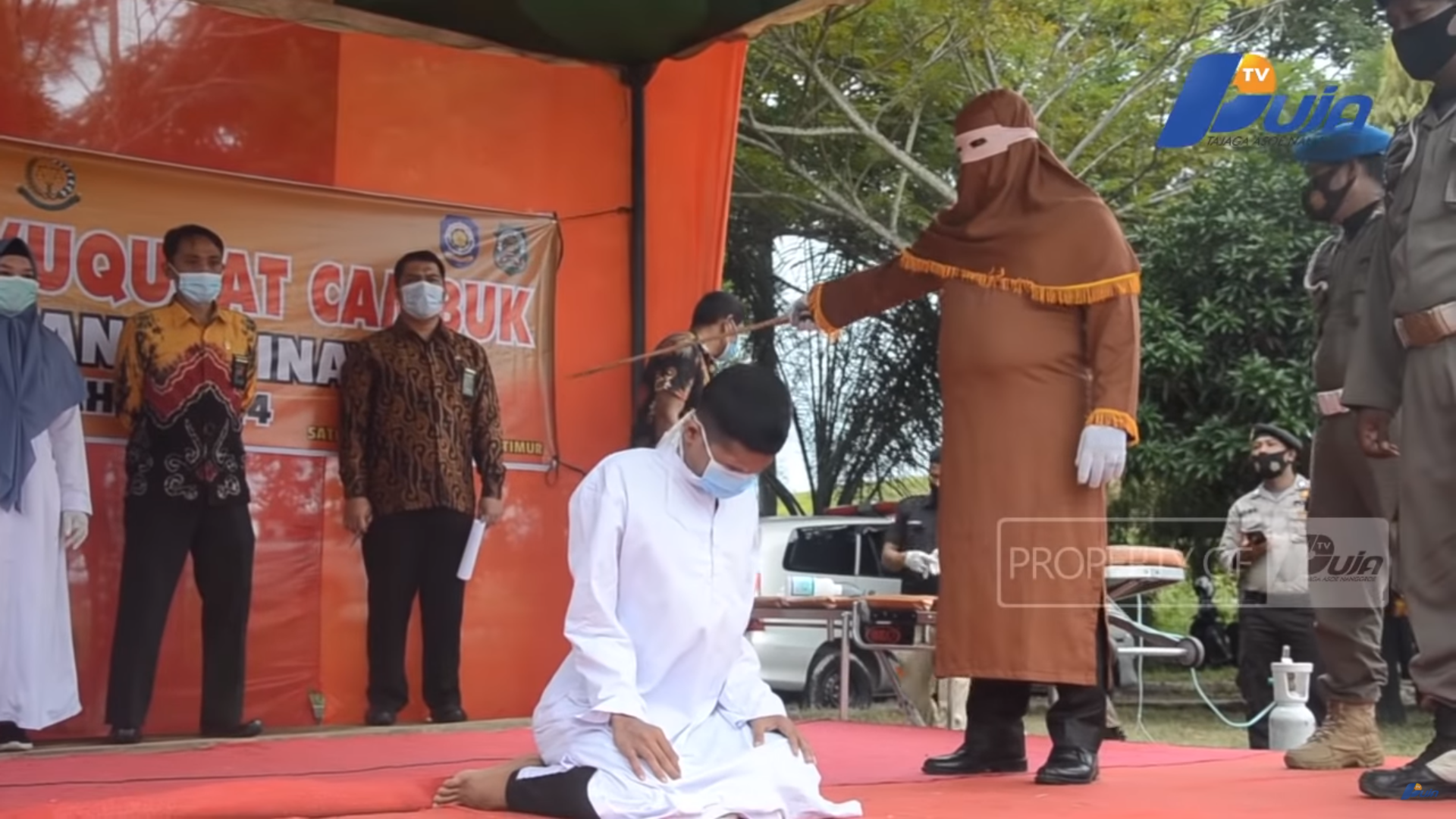 印尼亞齊省鞭刑打在背上，施行與受刑人皆有規定服裝。（翻攝「Puja TV Aceh」YouTube）