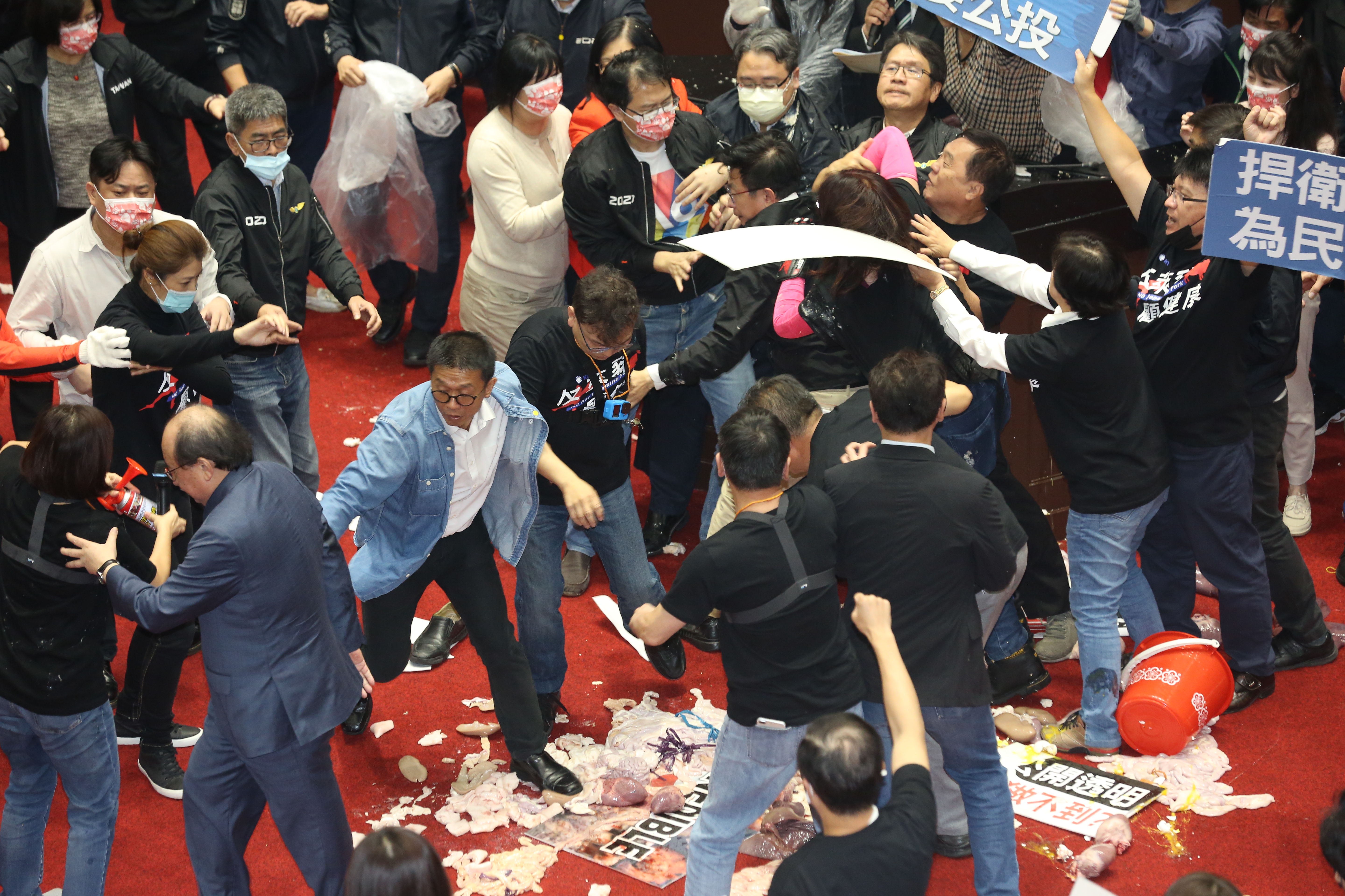 國民黨團發動「內臟攻擊」,在議場內潑灑豬內臟,造成現場一陣混亂。