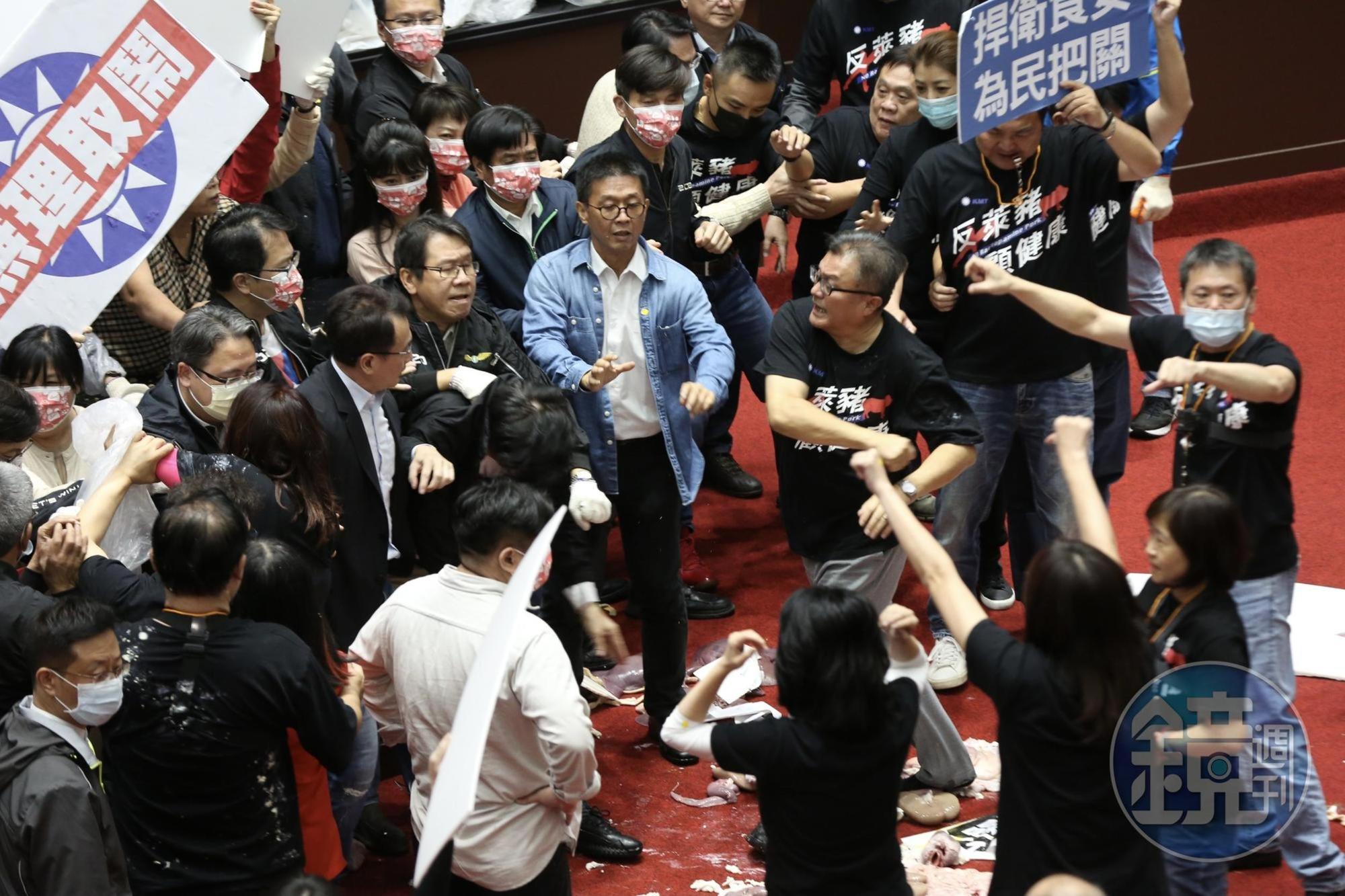 藍、綠委為萊豬進口議題大打出手,國民黨團更發動「內臟攻擊」,現場一片混亂。