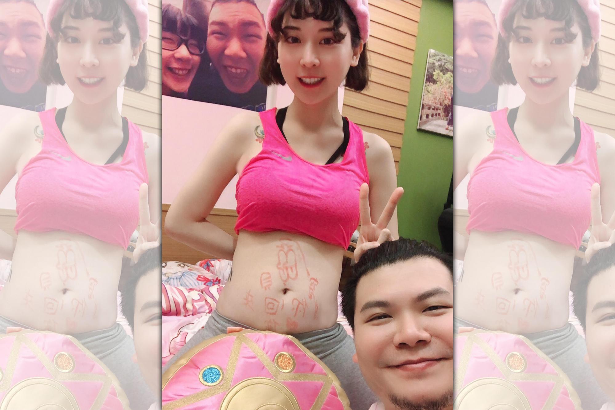 婷婷懷孕初期，挺著微微隆起的小腹和鐵牛合照。（鐵牛提供）