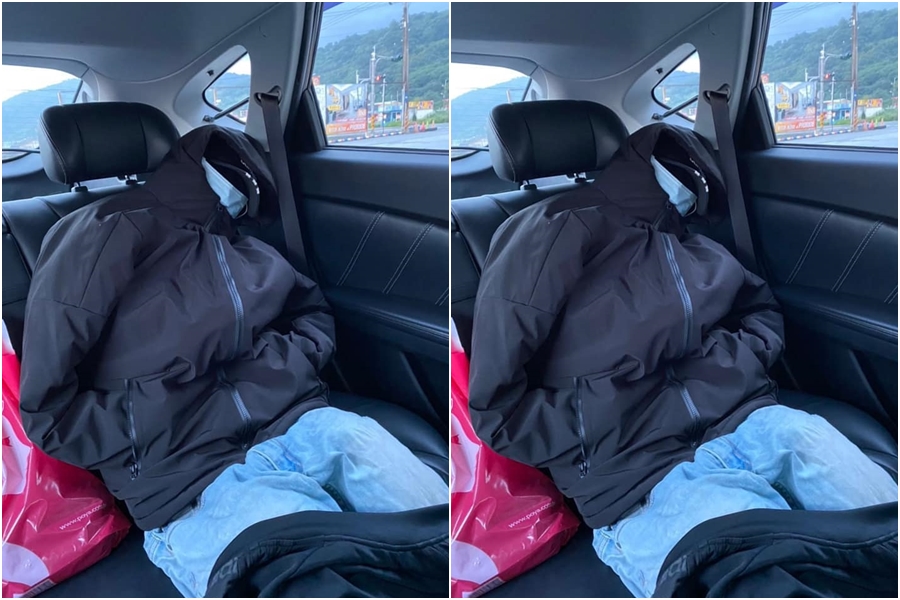 網友為了通過高乘載管制，把衣服裡放填充物品製造出人體立體效果，再加上鴨舌帽、口罩等配件，佯裝成一個人靠著後座窗戶睡覺的樣子。（翻攝自爆廢1公社）