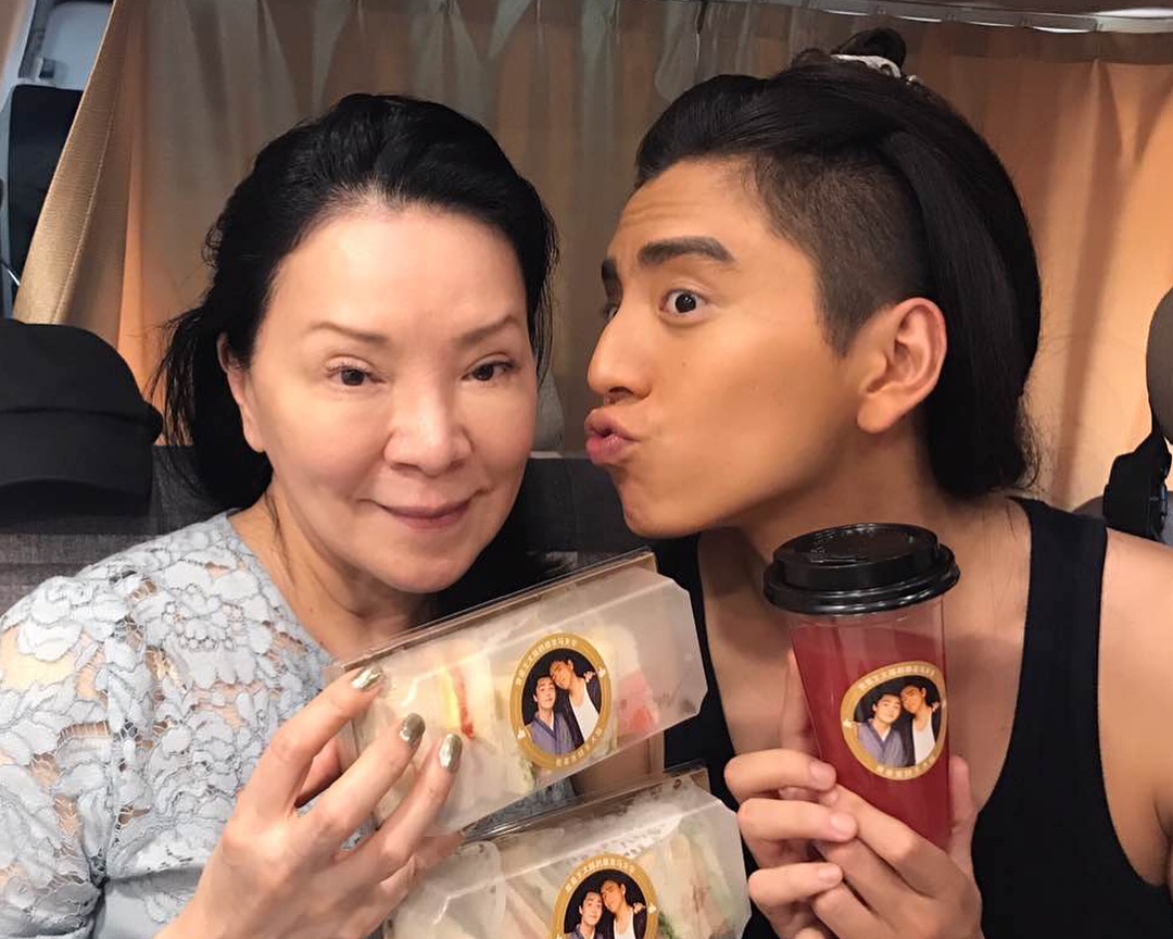 王大陸與母親的感情非常深厚，媽媽曾到《狼殿下》片場探班。（翻攝自王大陸IG）