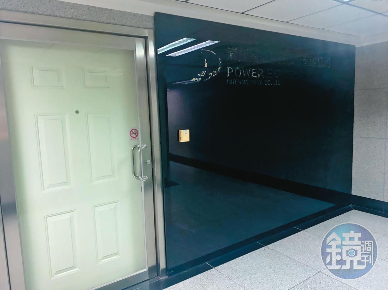 李佳霈與前夫創立的崴捷航運公司因積欠龐大債務,原址已人去樓空。