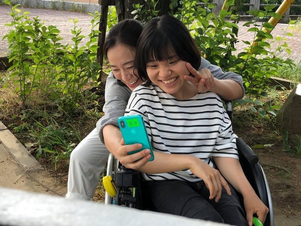 神野三鈴（左）和佳山明在《漫畫少女愛啟蒙》開拍前展開近一個月的同居生活，培養默契。（翻攝自官方臉書）
