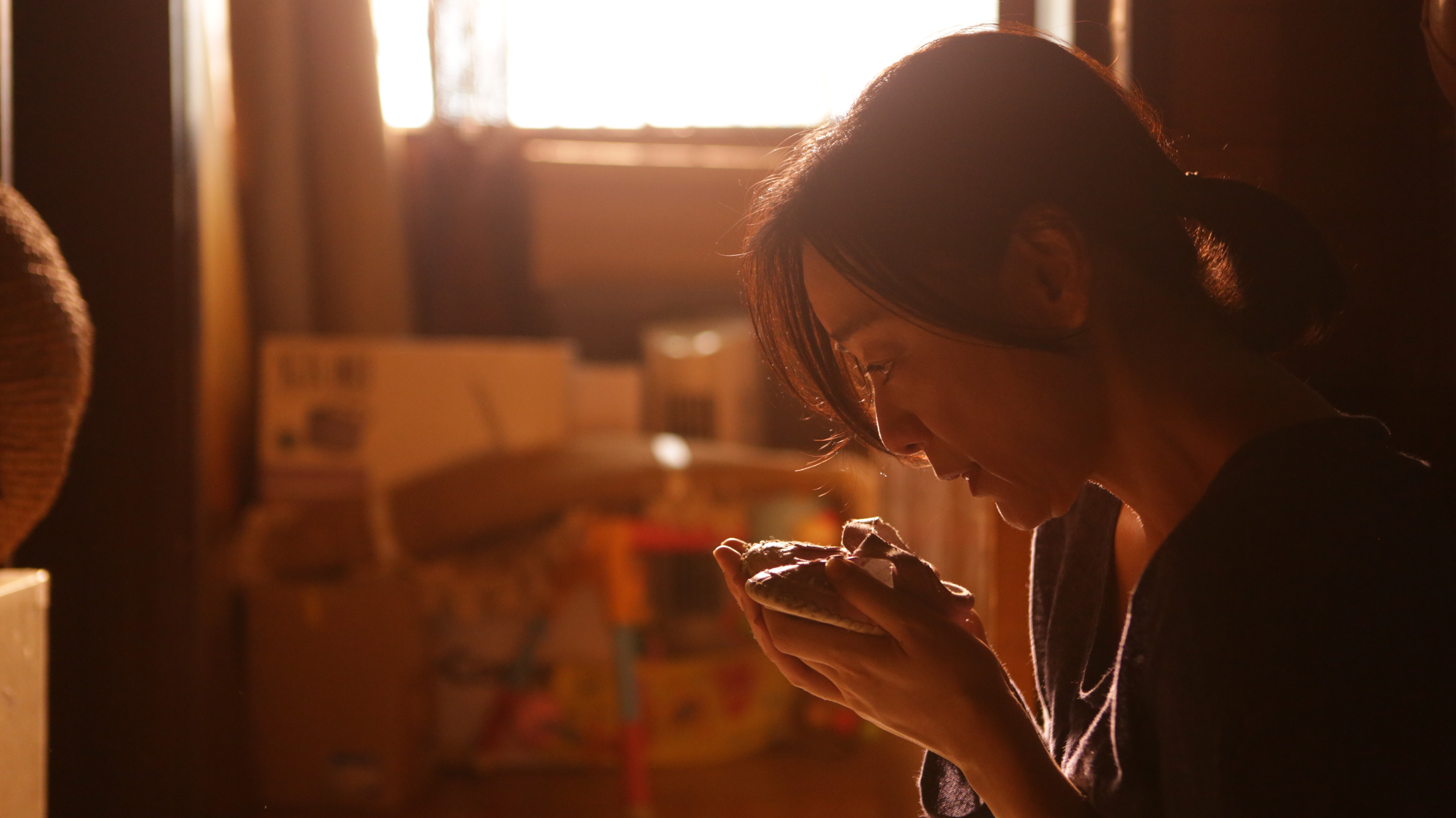 神野三鈴在片中詮釋過度保護女兒的母親，也因女兒腦性麻痺而感到自責。（Rabbit House提供）