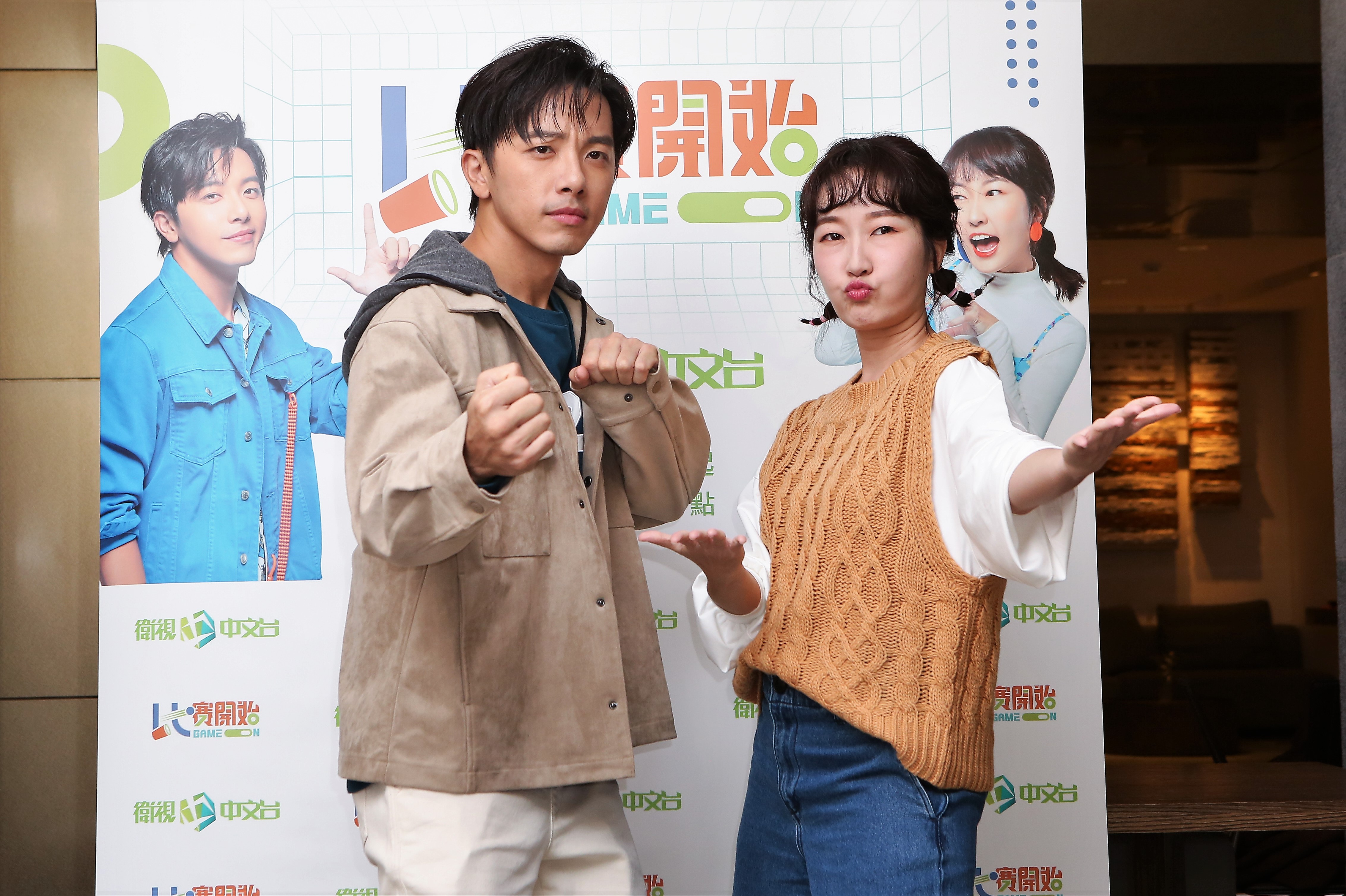 坤達（左）與巴鈺（右）首度合作主持新節目《比賽開始》。