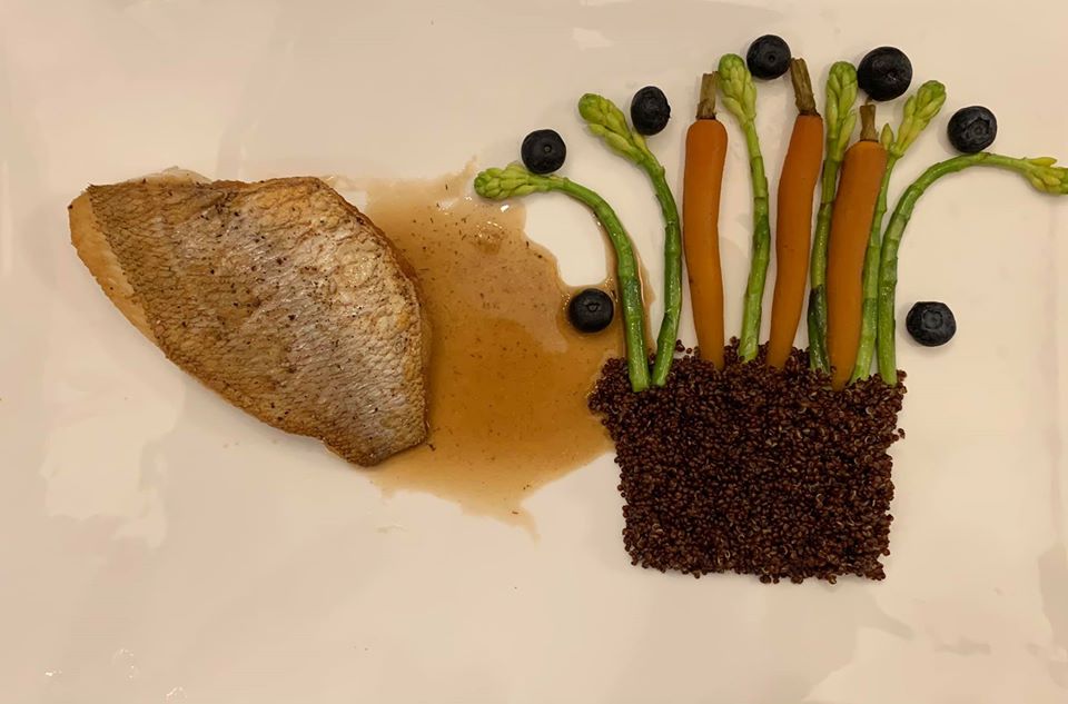 今天買到品質不錯的鯛魚，便用這魚與本地蔬果穀物，做了能宴客的「法式香煎真鯛佐紅藜麥花園」。