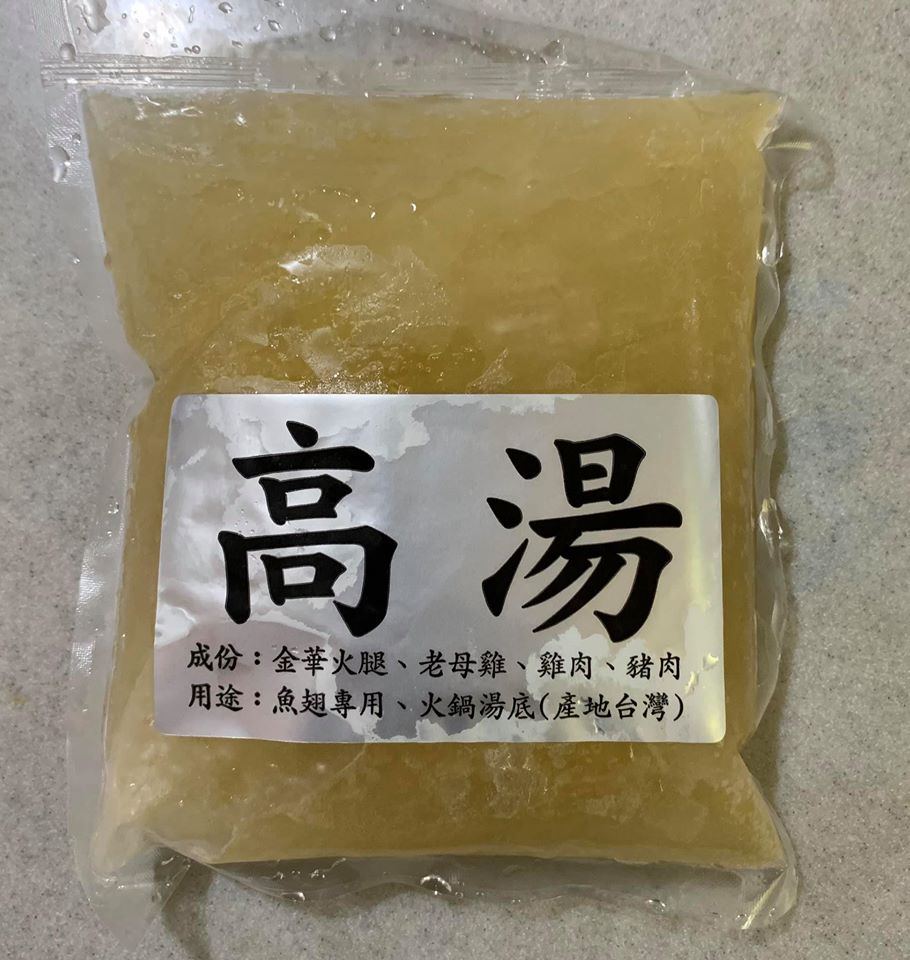 雞高湯一包，一半用來煮紅藜麥，一半用來煮醬汁。