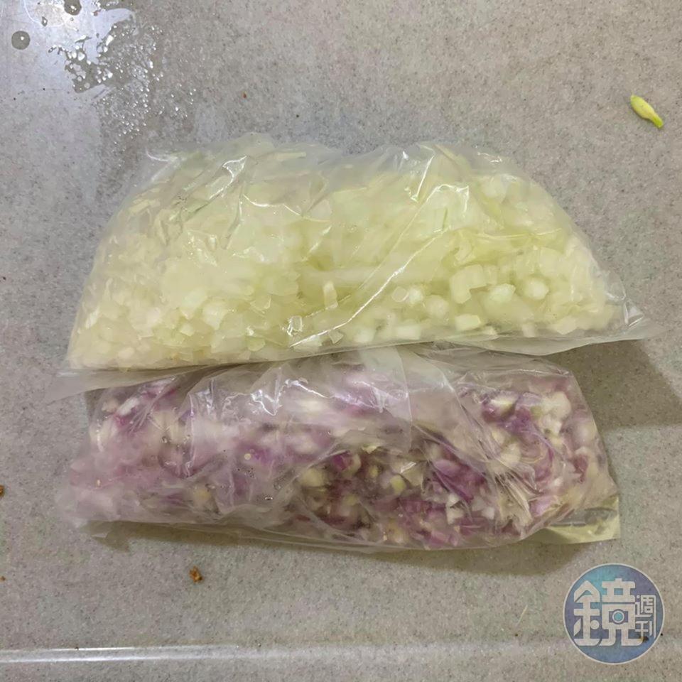 洋蔥和紅蔥頭切碎。
