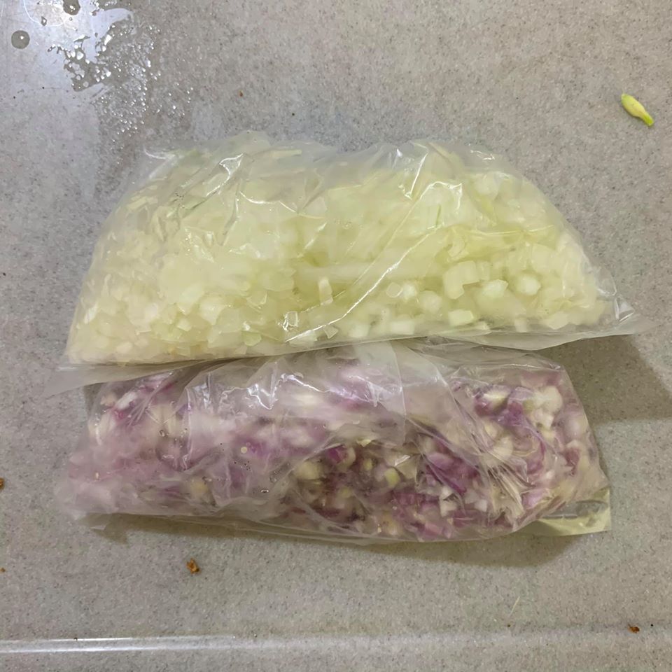 洋蔥和紅蔥頭切碎。