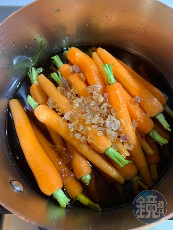 小紅蘿蔔放鍋中，加白酒半瓶與冰糖。