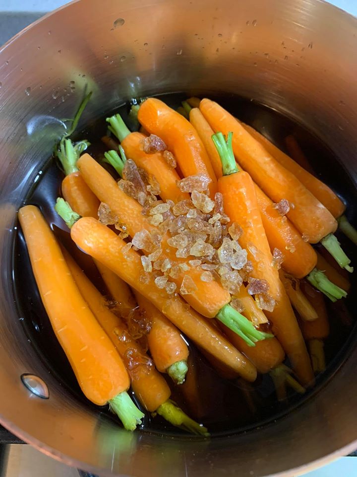 小紅蘿蔔放鍋中，加白酒半瓶與冰糖。