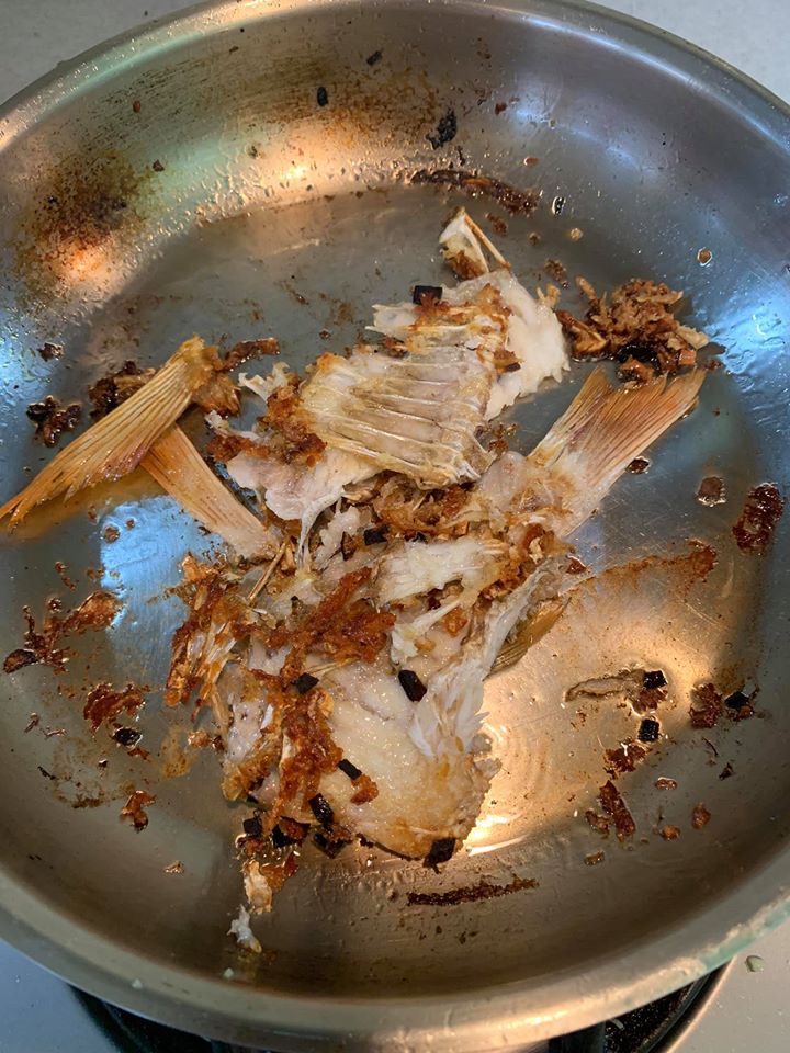 煎至魚骨焦香。