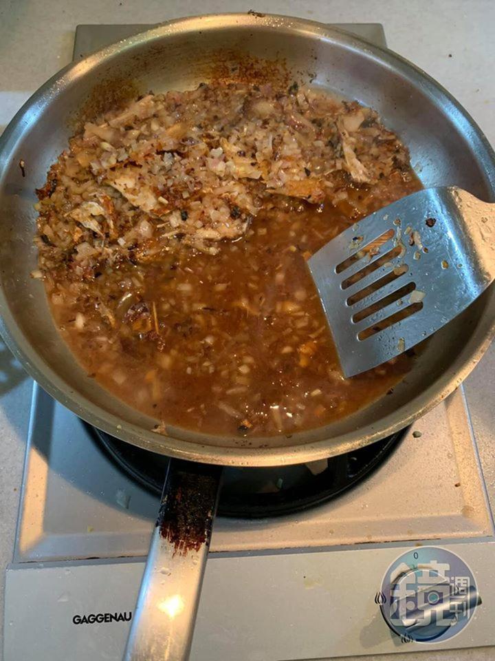 加白酒和雞汁一起煮。