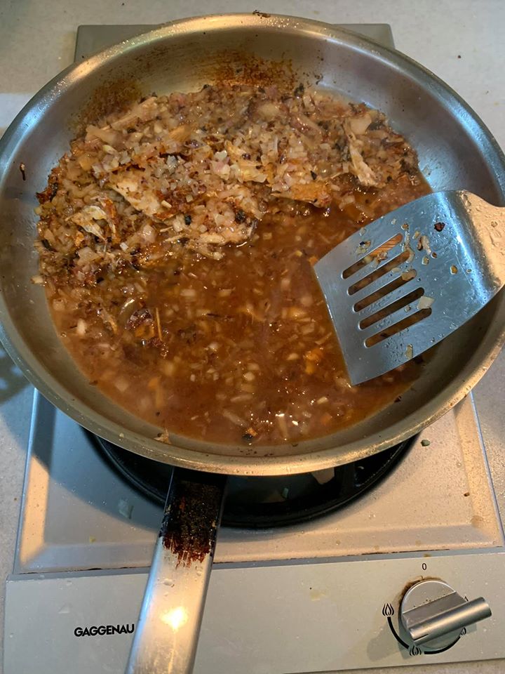 加白酒和雞汁一起煮。