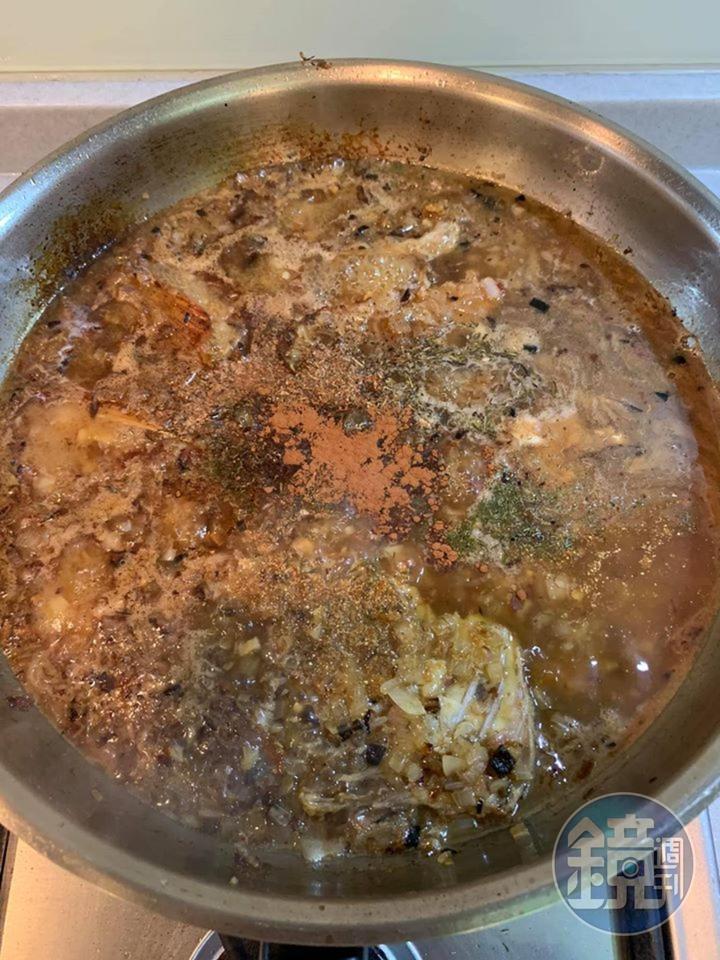 放入香料調味。