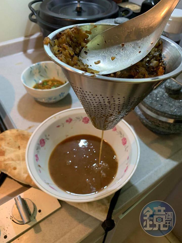 濾出醬汁備用。